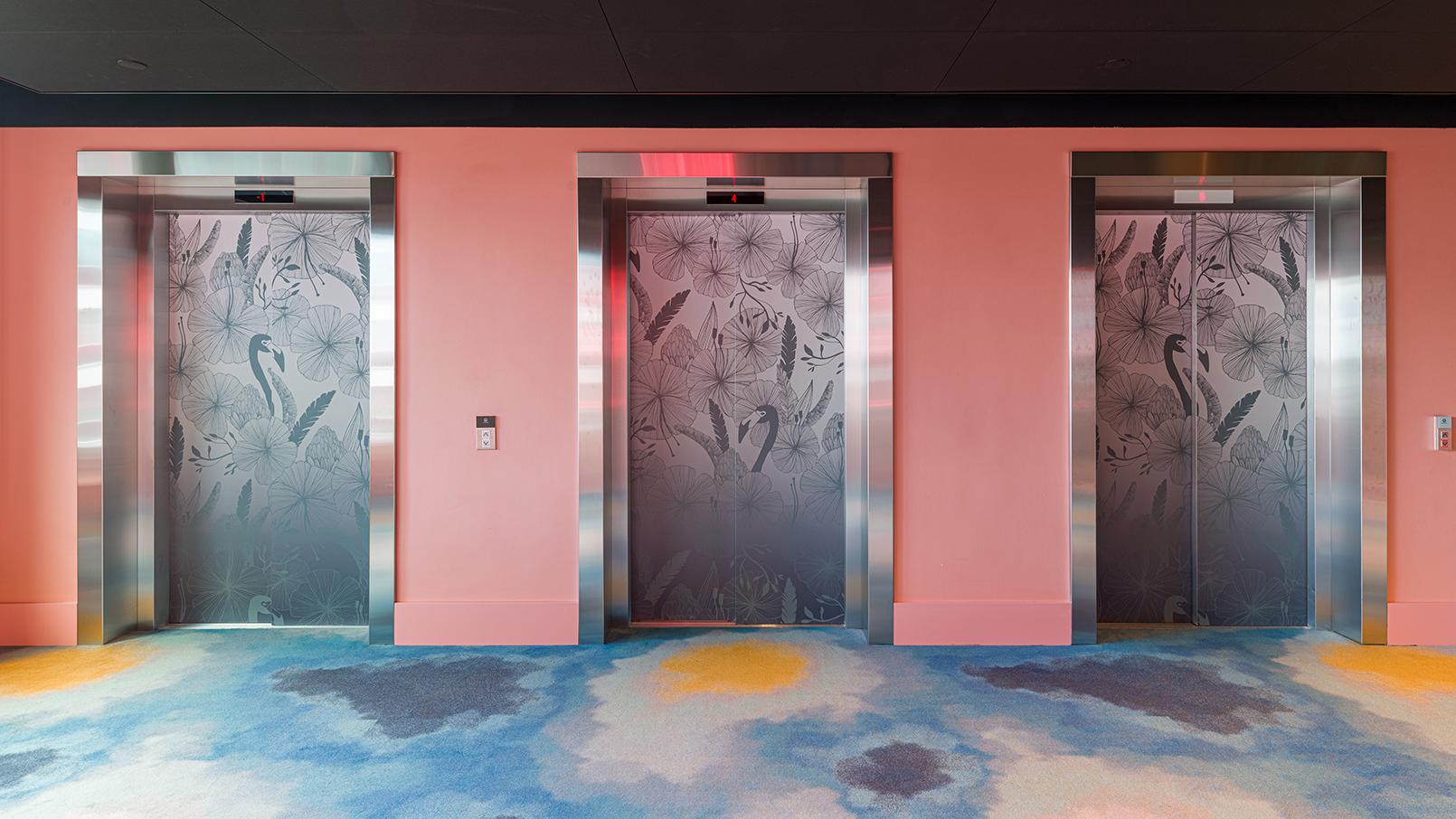Rune & Berg Designin suunnittelema hissiaula Sokos Hotelli Flamingoon