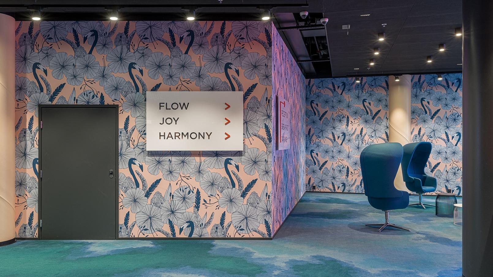Rune & Berg Designin suunnittelemat opasteet ja tilailme Sokos Hotelli Flamingon huonekerroksessa