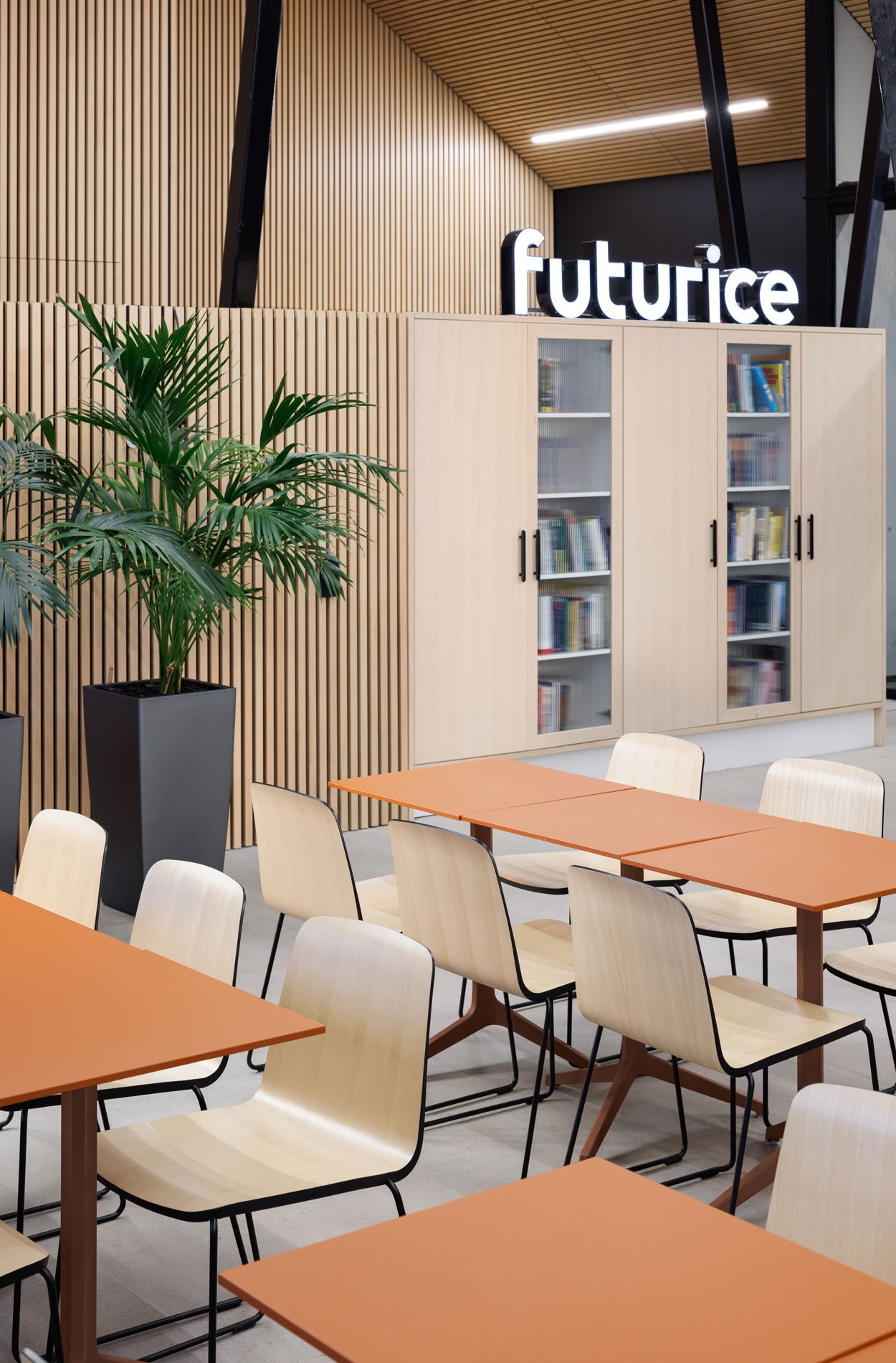Rune & Berg Designin suunnittelemassa Futuricen toimitilassa on työntekijöiden tarpeisiin monipuolisesti muuntautuvia tiloja