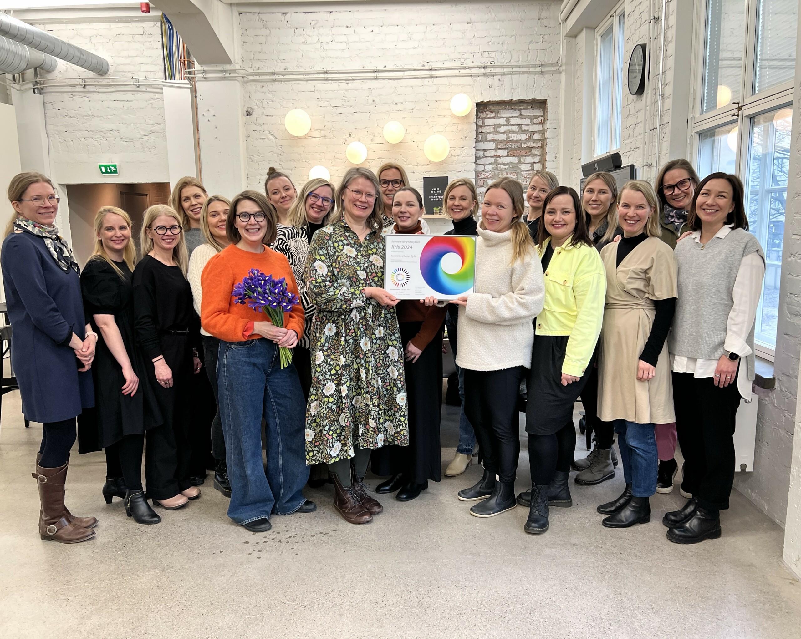 Suomen Väriyhdistyksen Iiris 2024 -palkinto Rune & Berg Designille