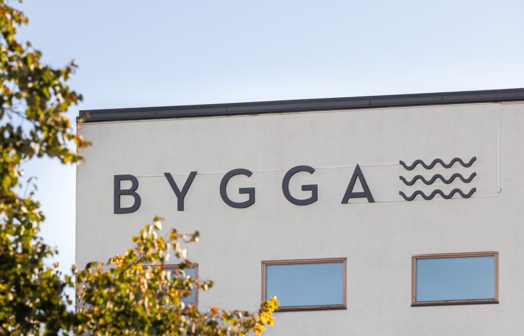 Rune & Berg Designin suunnittelema Bygga kiinteistokehitys logo julkisivussa