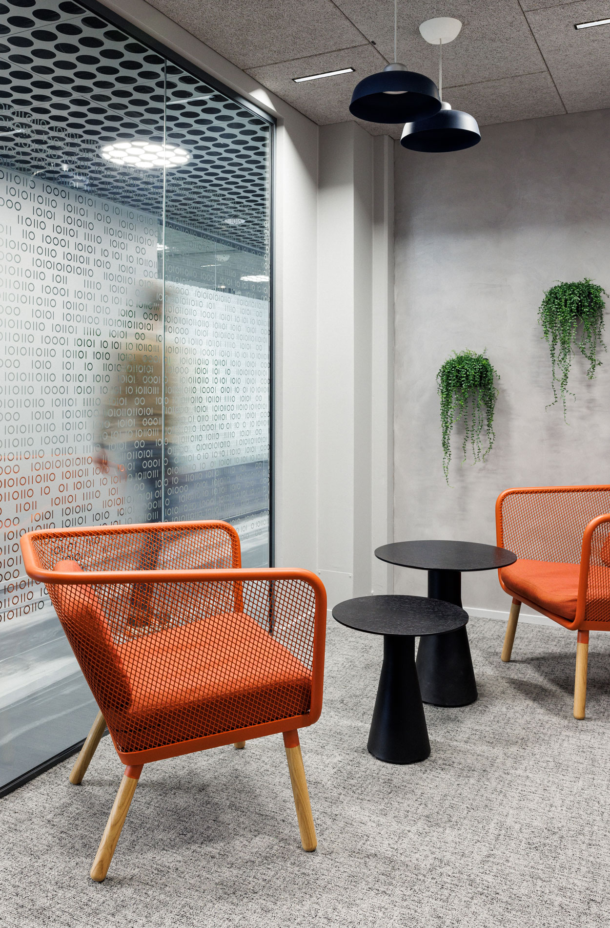 Rune & Berg Designin suunnittelema Fastems työympäristön neuvottelutila