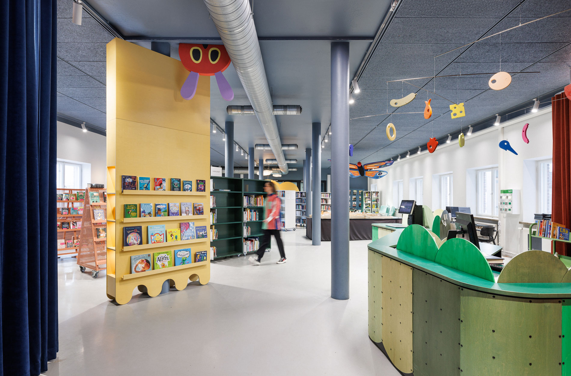 Rune & Berg Designin suunnittelema Jätkäsaaren Kirjaston sisäänkäynti ja leikkisä värimaailma