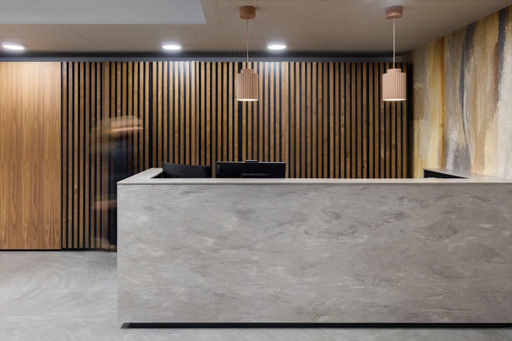 Rune & Berg Designin suunnittelema Holiday Club työympäristön aula