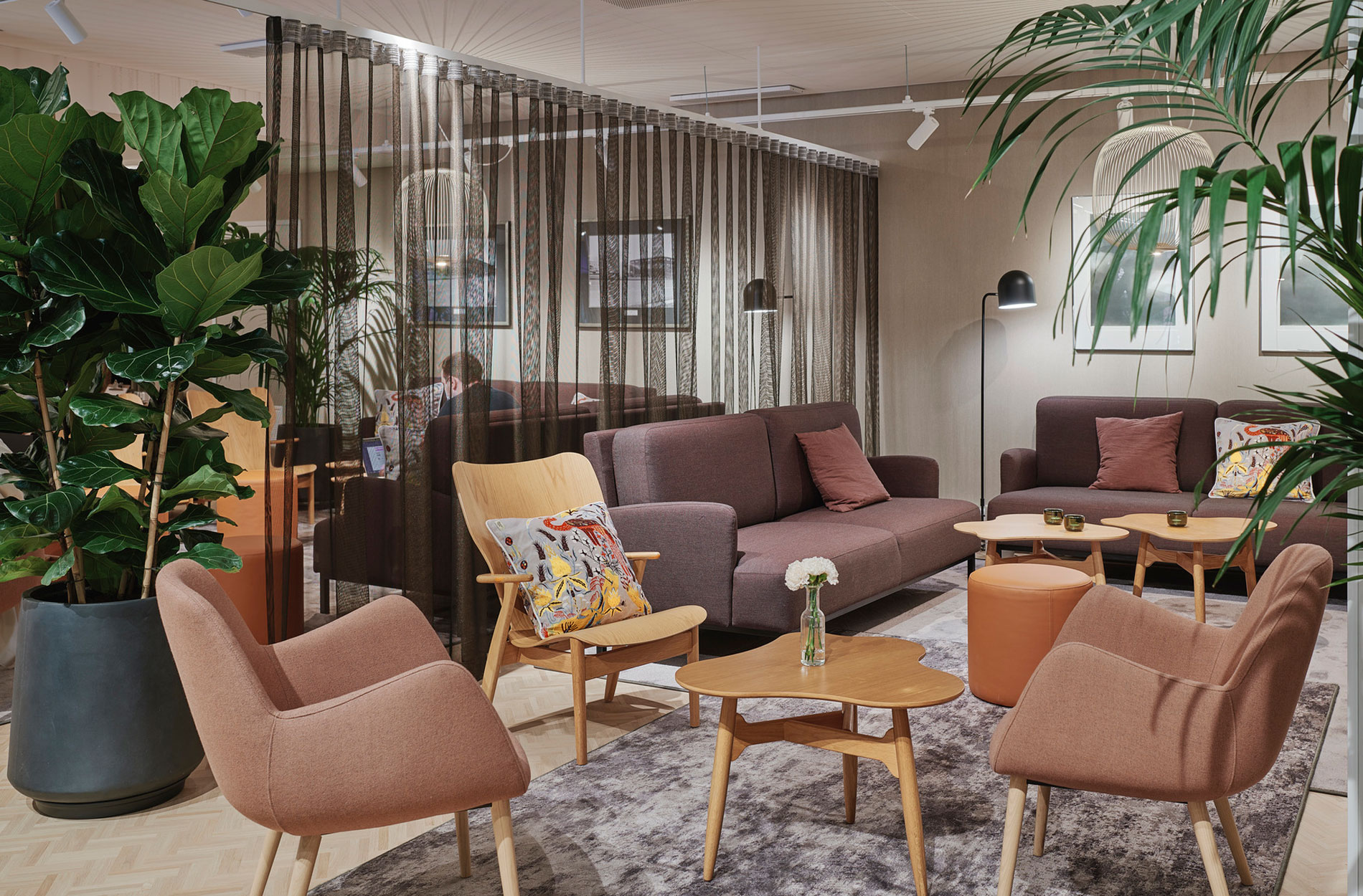 Rune & Berg Designin suunnittelema Hotel Ilves palveluympäristön oleskelutila