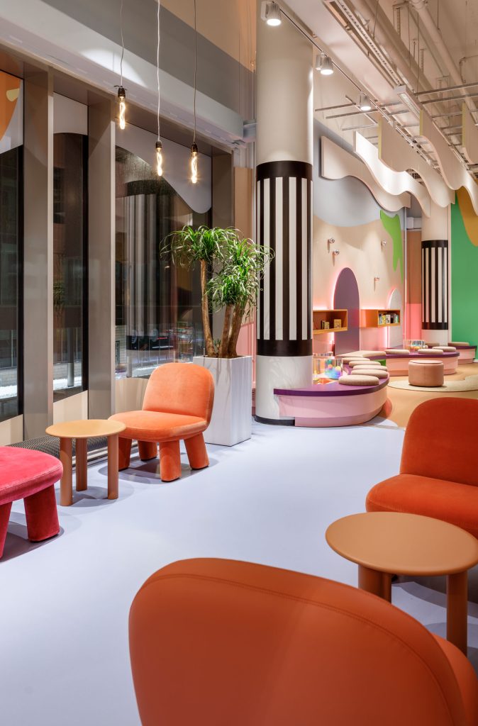 Rune & Berg Designin suunnittelema palkittu Kalasataman Kirjasto värikäs lounge-alue