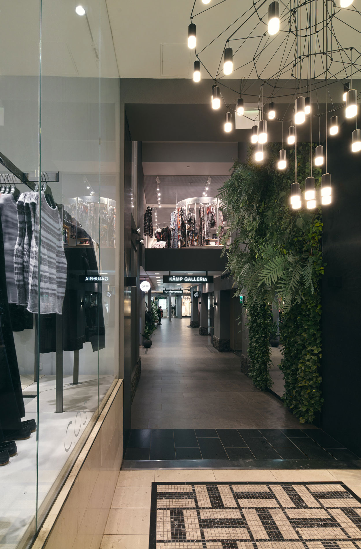 Rune & Berg Designin suunnittelema KÄMP galleria palveluympäristön käytävä