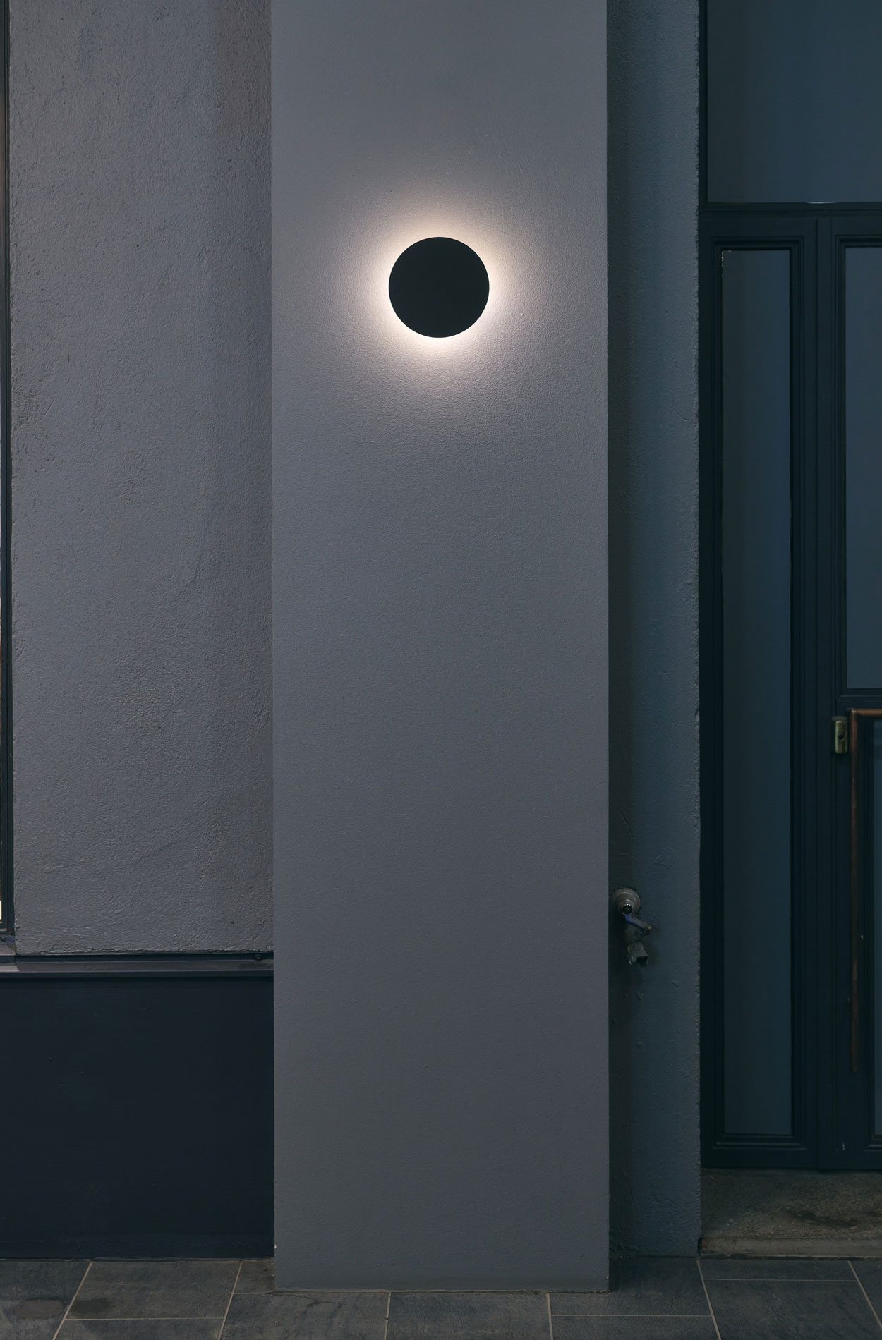 Rune & Berg Designin suunnittelema KÄMP galleria palveluympäristön valaisin