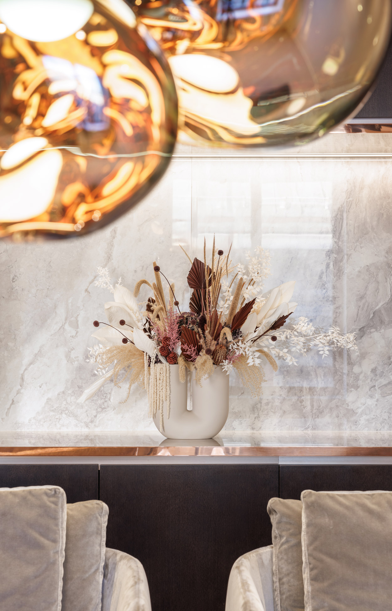 Rune & Berg Designin suunnittelema Lieke työympäristön Tom Dixon valaisin detalje