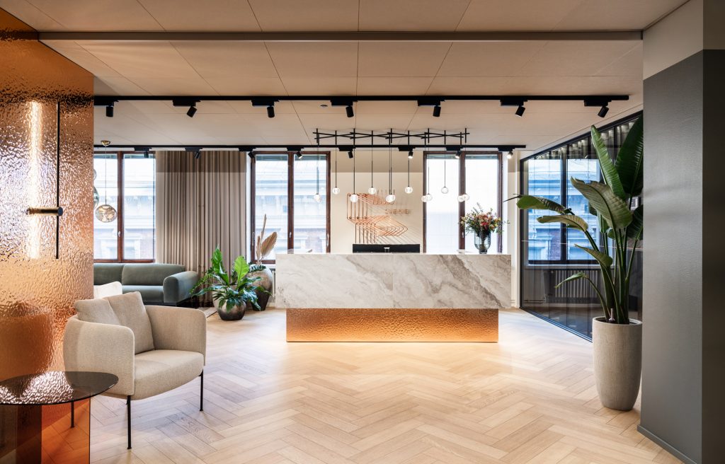 Rune & Berg Designin suunnittelema Lieke työympäristön marmori tiski ja aaltoileva kupari paneeli