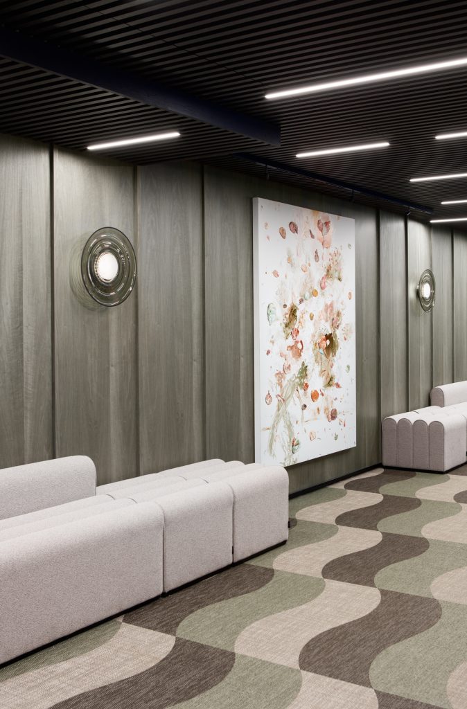 Rune & Berg Designin suunnittelema hotellimainen työympäristö Mehiläinen toimistolle Aulan taideteos