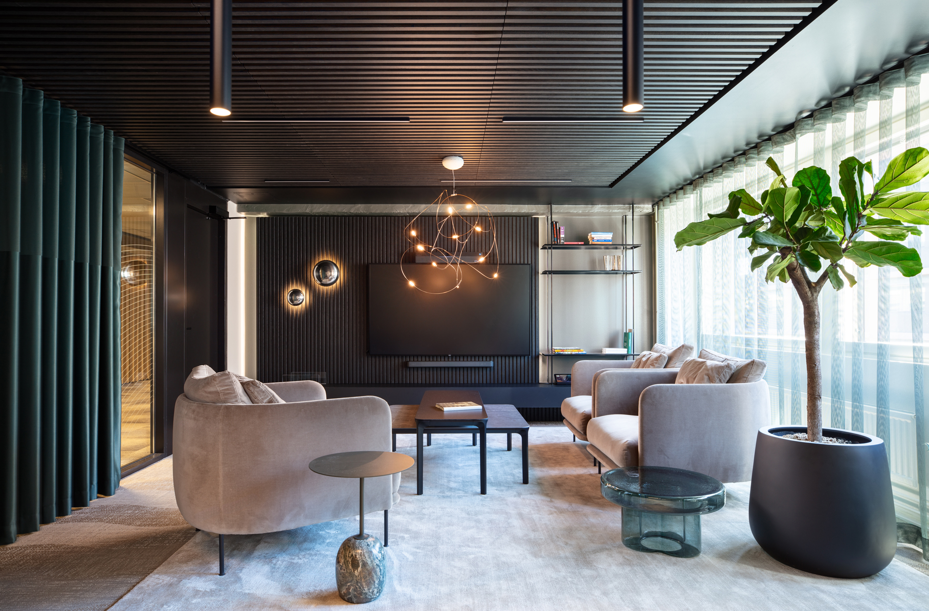 Rune & Berg Designin suunnittelema hotellimainen työympäristö Mehiläinen toimistolle neuvotteluhuone