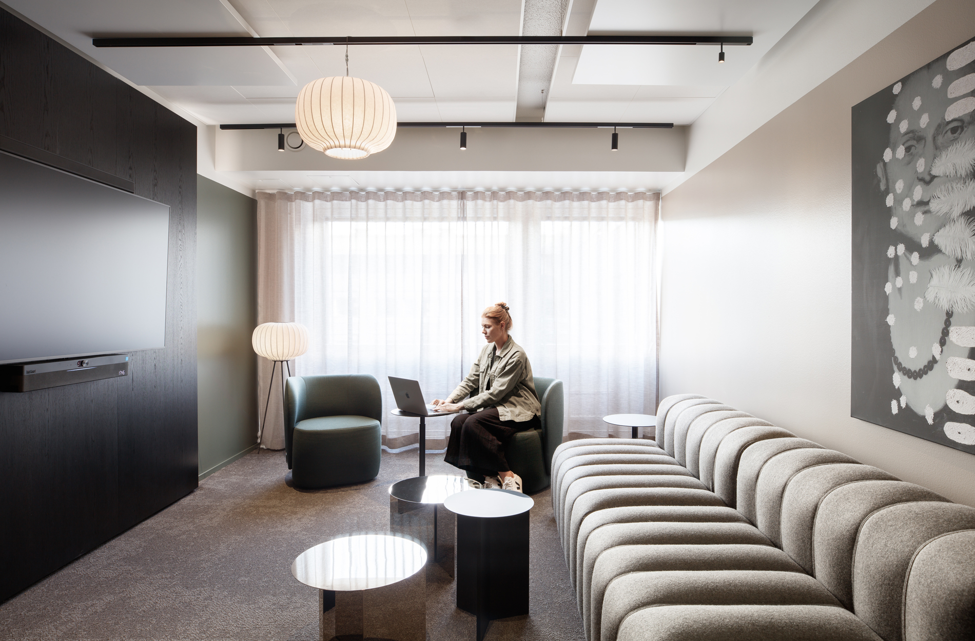 Rune & Berg Designin suunnittelema hotellimainen työympäristö Mehiläinen toimistolle neuvotteluhuone