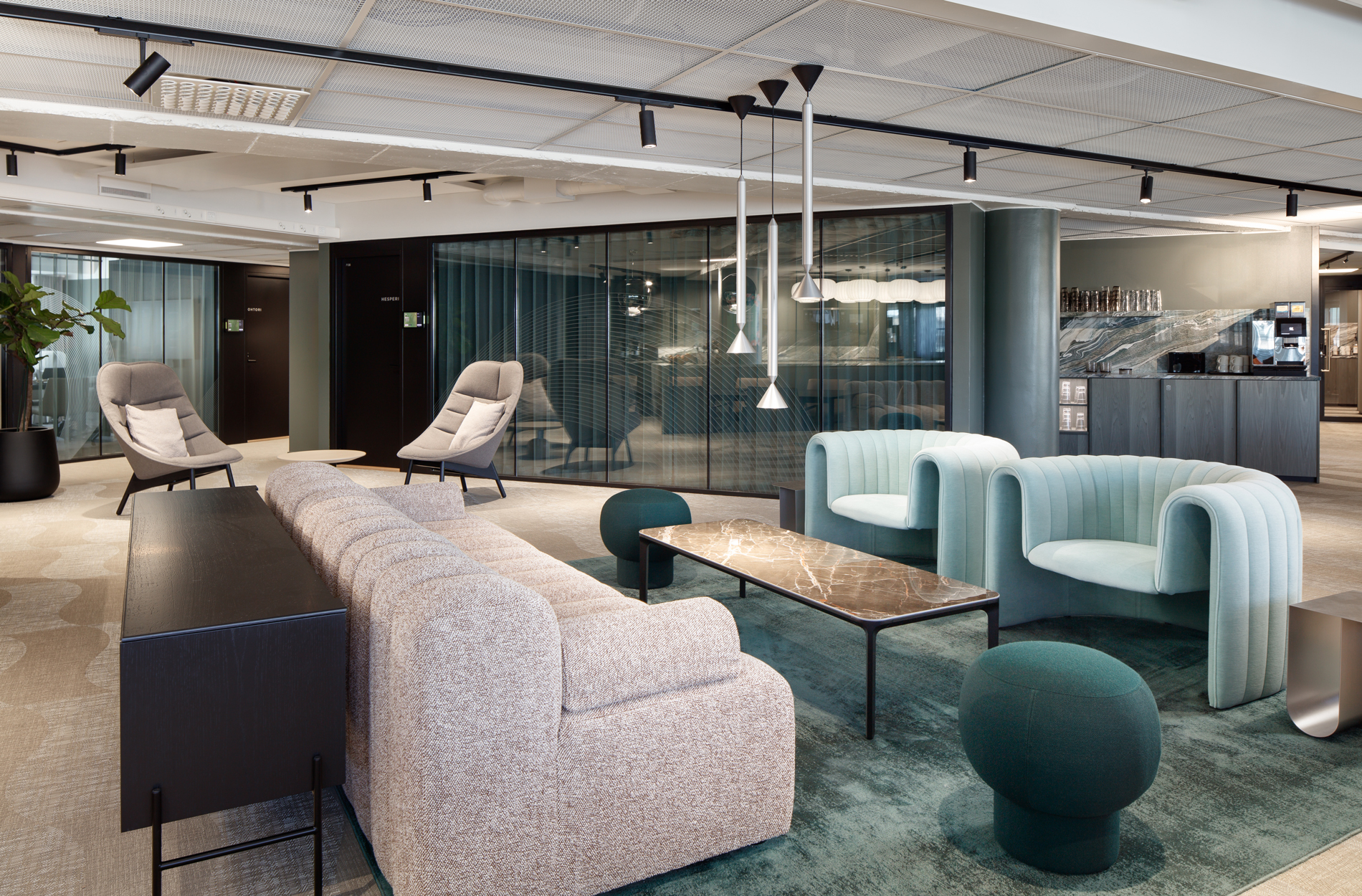 Rune & Berg Designin suunnittelema hotellimainen työympäristö Mehiläinen toimistolle työkahvila