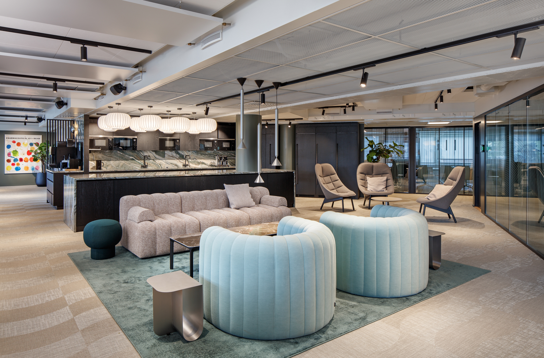 Rune & Berg Designin suunnittelema hotellimainen työympäristö Mehiläinen toimistolle viihtyisä työkahvila