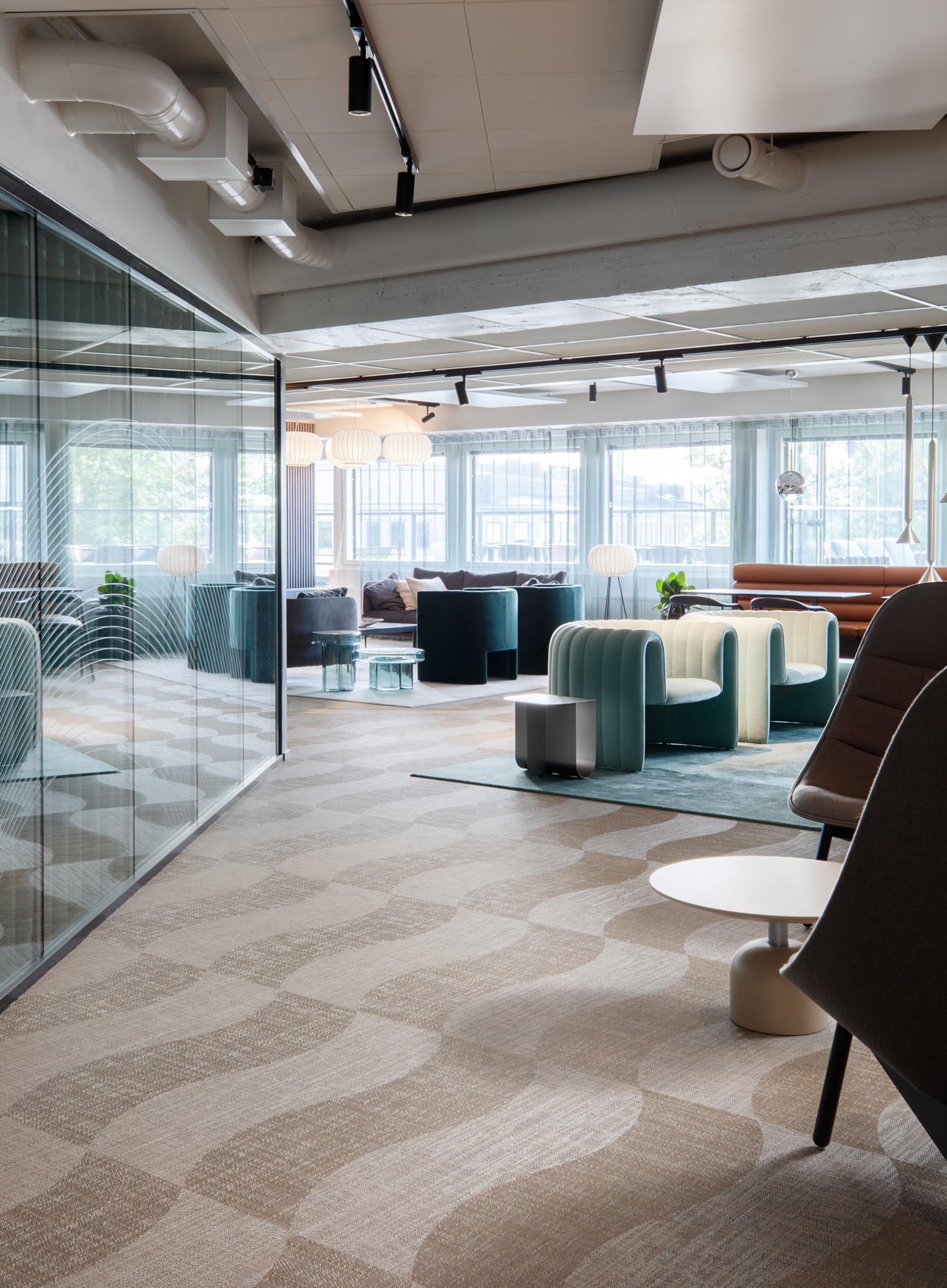 Rune & Berg Designin suunnittelema hotellimainen työympäristö Mehiläinen toimistolle työkahvila