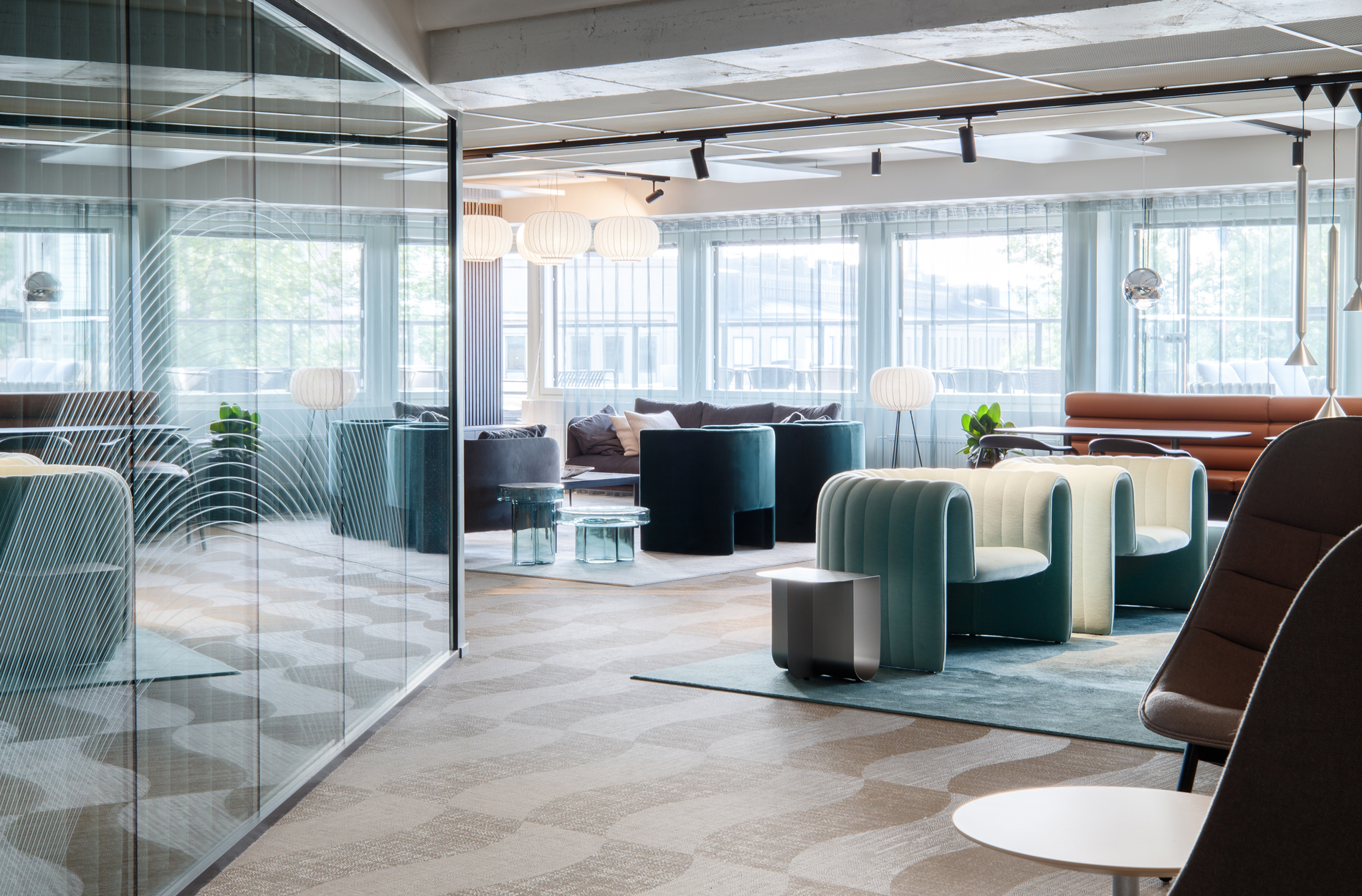 Rune & Berg Designin suunnittelema hotellimainen työympäristö Mehiläinen toimistolle työkahvila