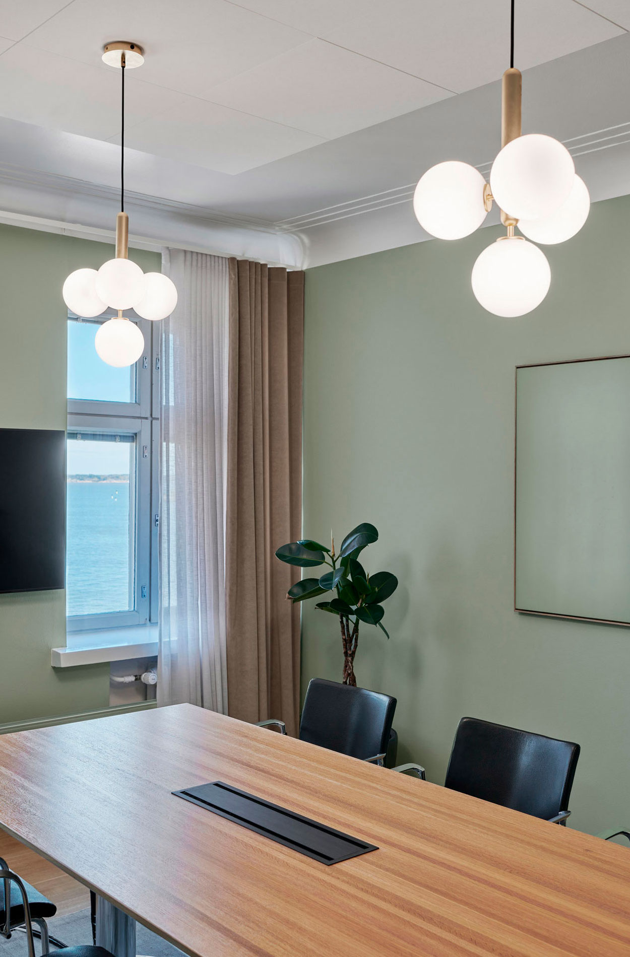 Rune & Berg Designin suunnittelema Nordhaven työympäristö neuvottelutila