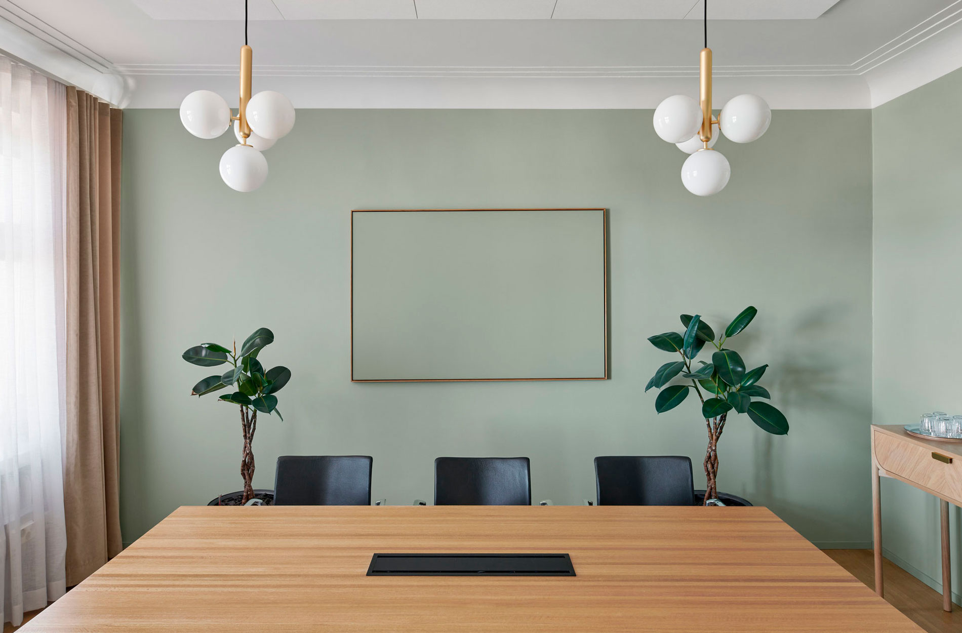 Rune & Berg Designin suunnittelema Nordhaven työympäristö neuvottelutila