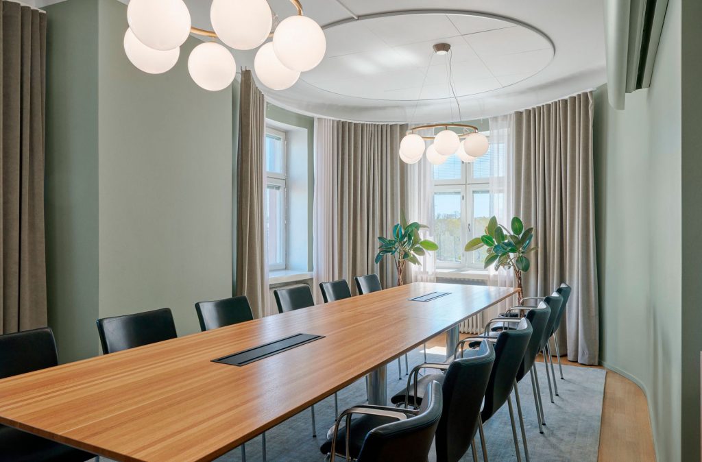 Rune & Berg Designin suunnittelema Nordhaven työympäristö neuvottelutila