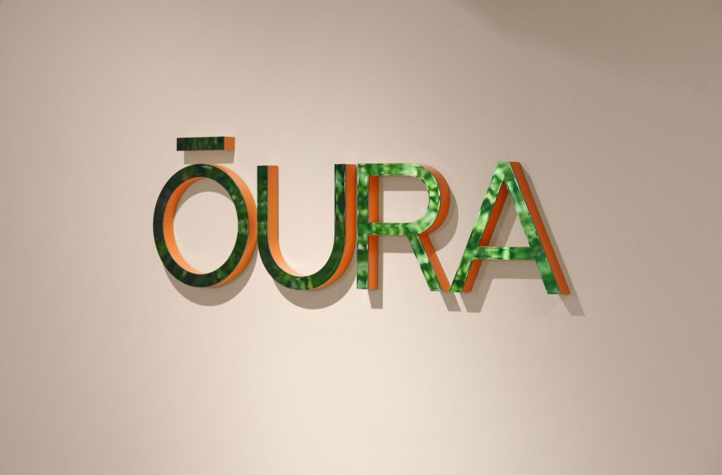 Rune & Berg Designin suunnittelema Ouran työympäristön aulan logo