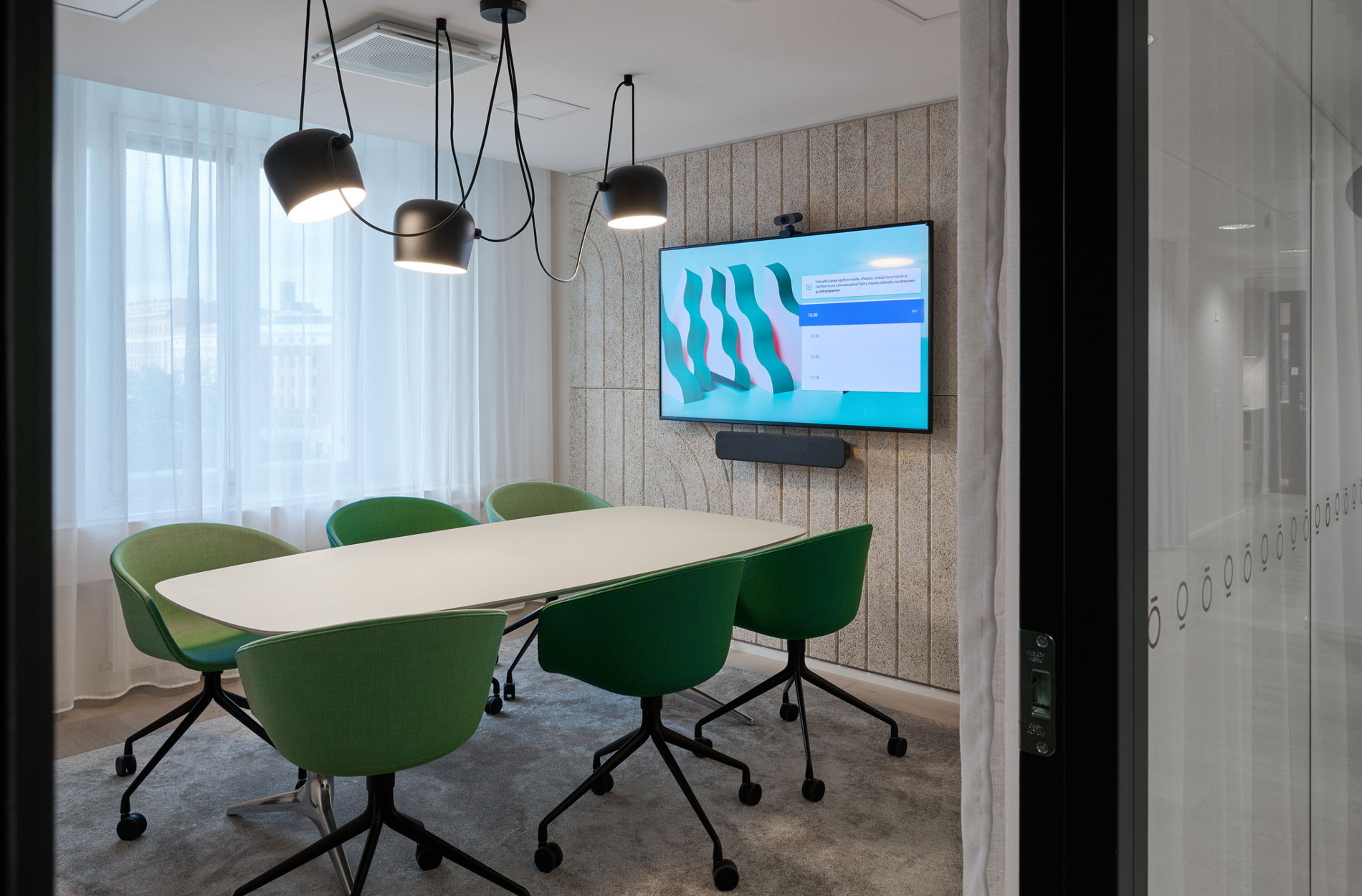 Rune & Berg Designin suunnittelema Ouran työympäristön neuvotteluhuone