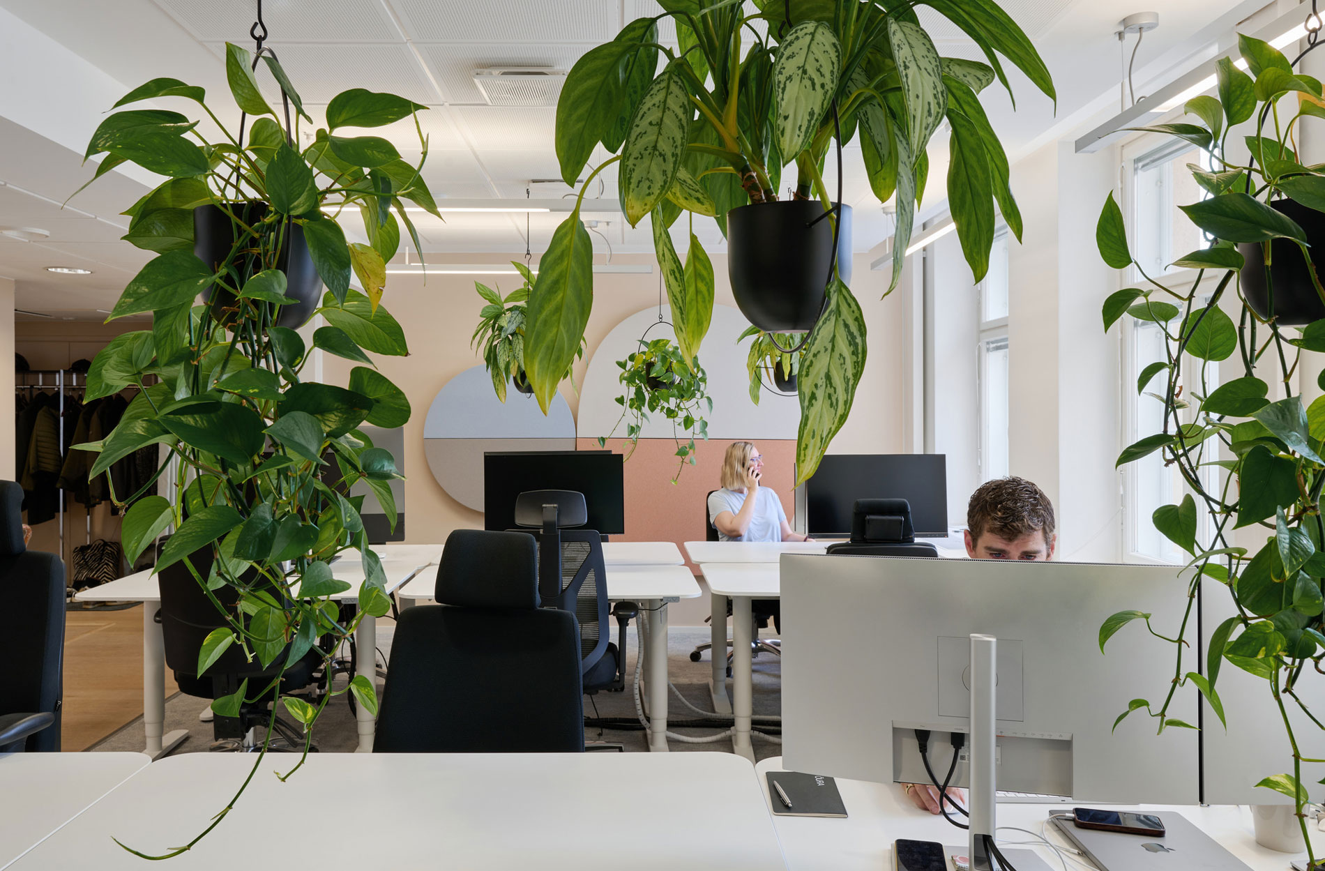 Rune & Berg Designin suunnittelema Ouran työympäristön työtila