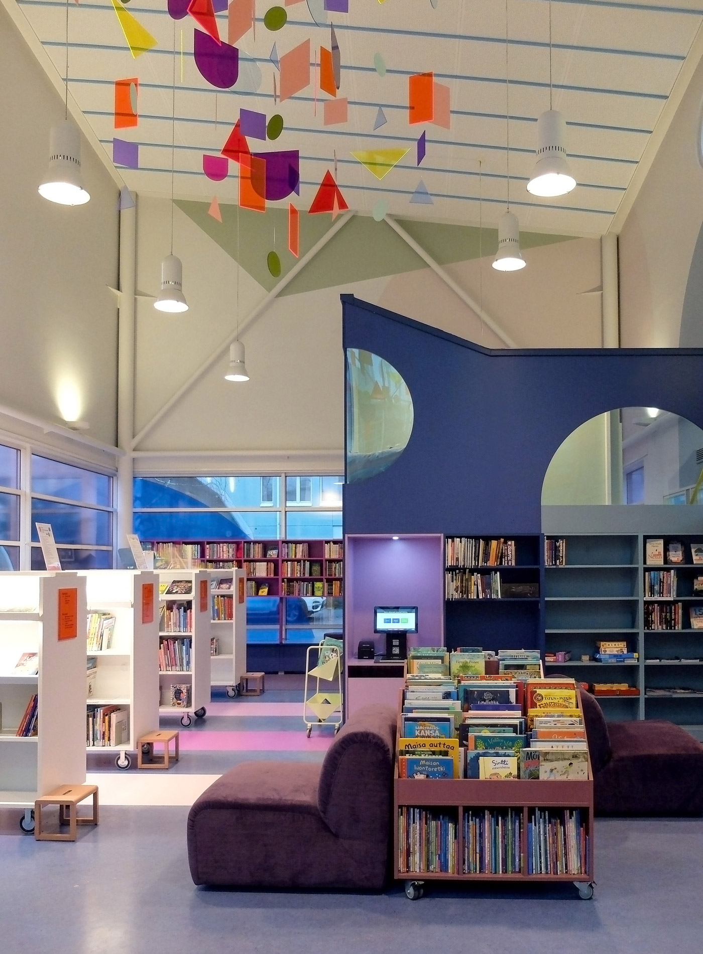 Rune & Berg Designin suunnittelema Pikku-Huopalahden Kirjasto Kirjahyllyt