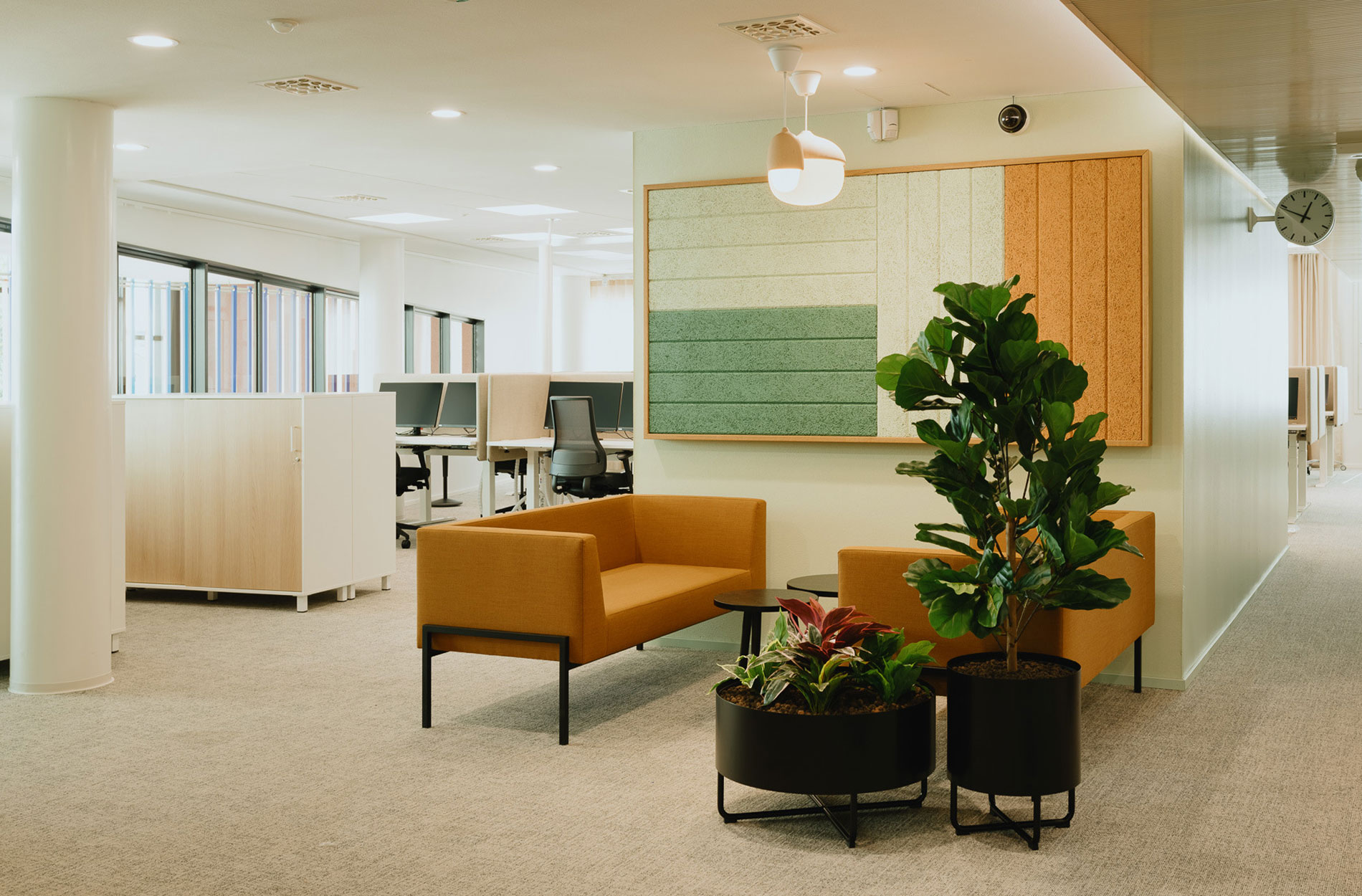 Rune & Berg Designin suunnittelema Porvoon Virastotalon työympäristön lounge