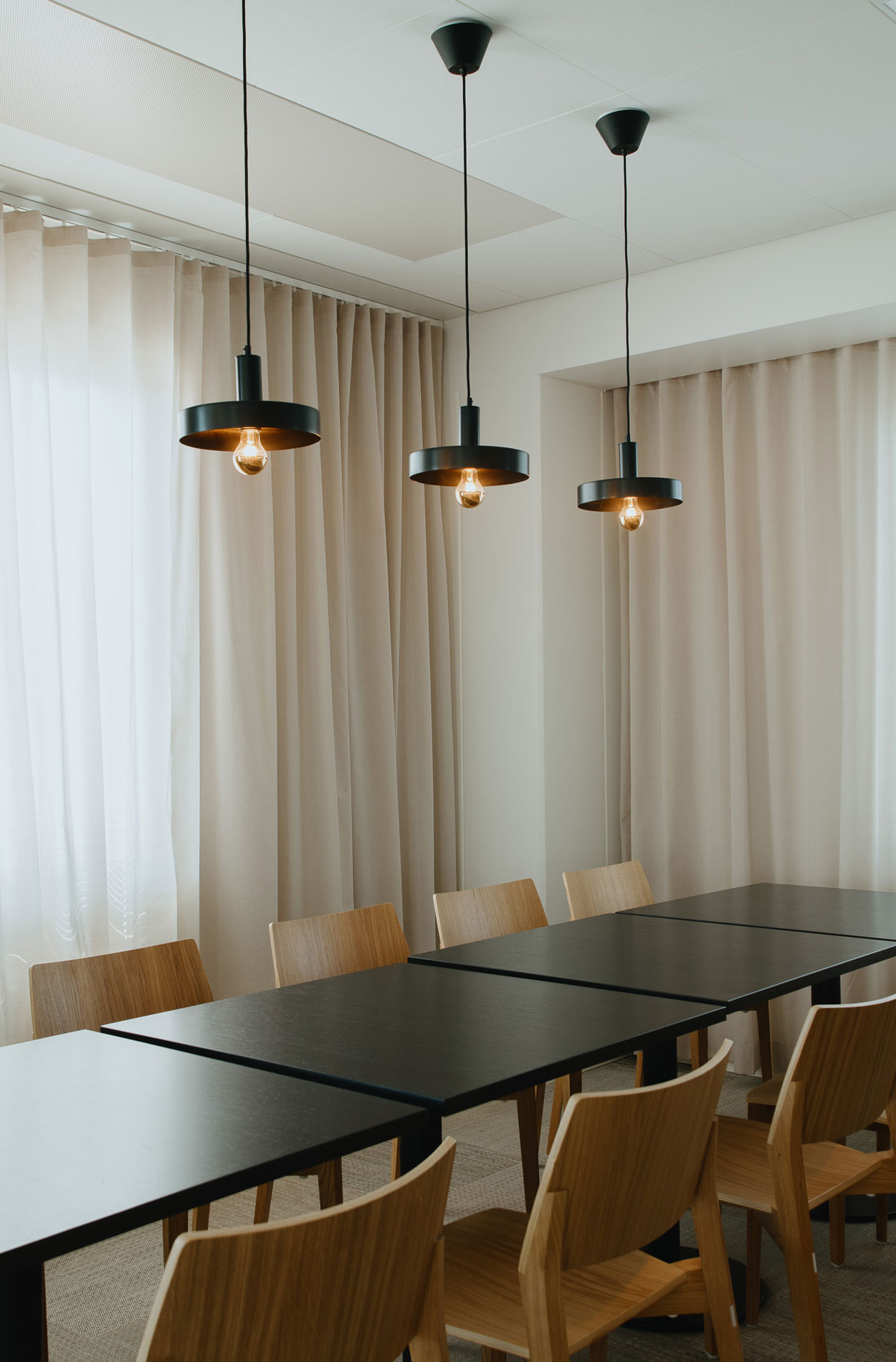 Rune & Berg Designin suunnittelema Porvoon Virastotalon työympäristön neuvotteluhuone