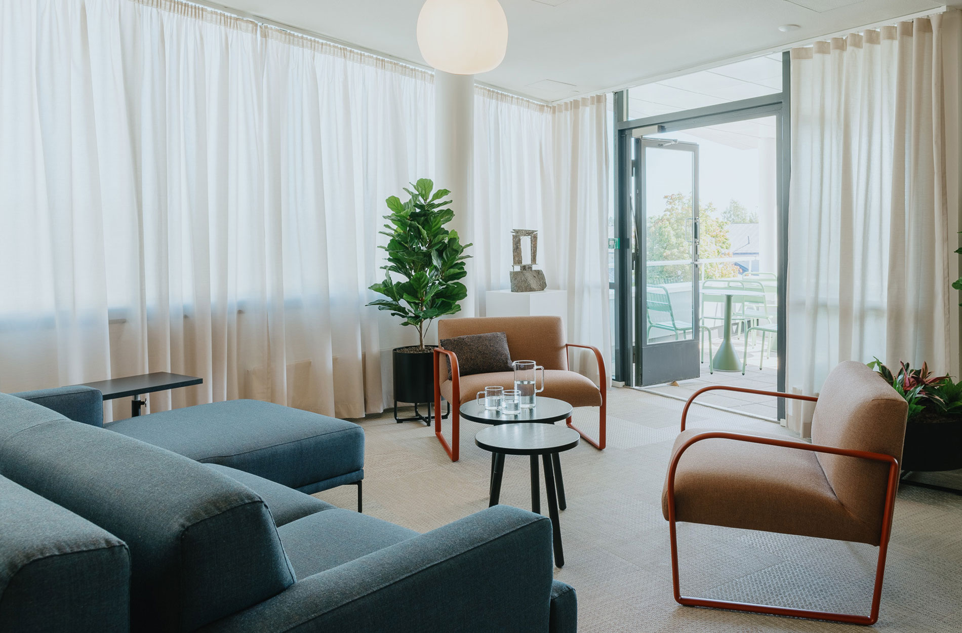 Rune & Berg Designin suunnittelema Porvoon Virastotalon työympäristön työkahvila