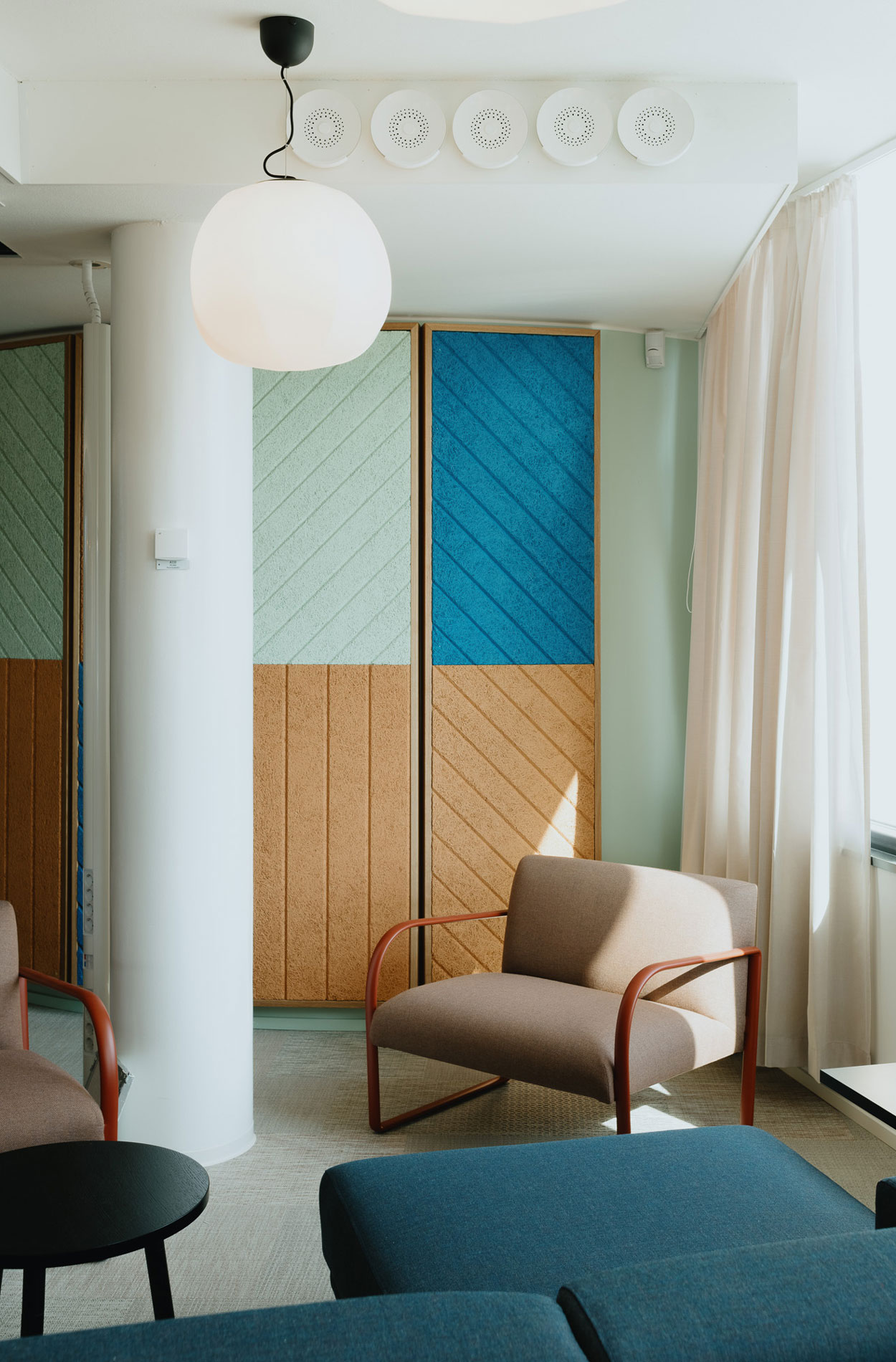 Rune & Berg Designin suunnittelema Porvoon Virastotalon työympäristön työkahvila