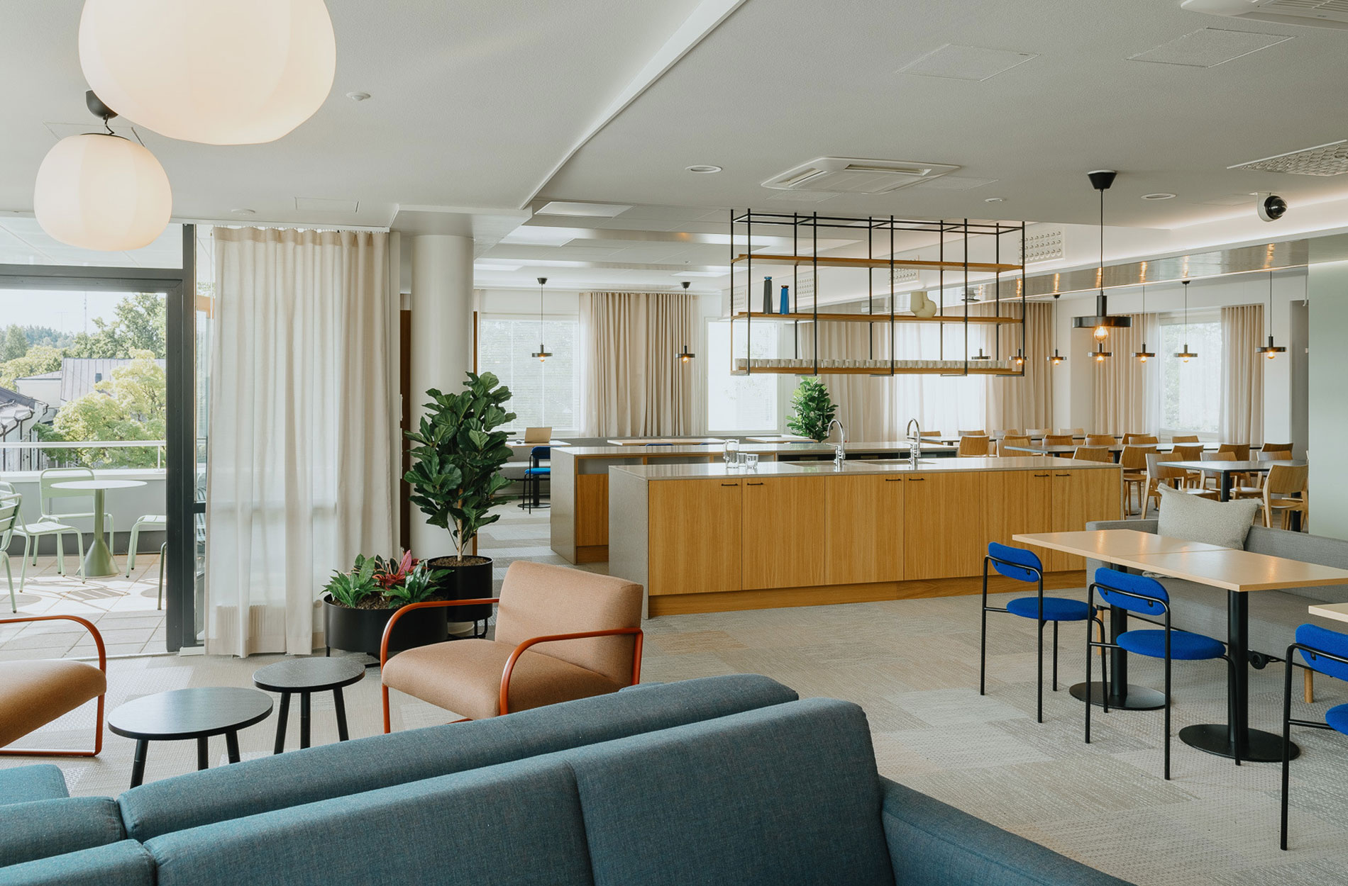 Rune & Berg Designin suunnittelema Porvoon Virastotalon työympäristön keittiö