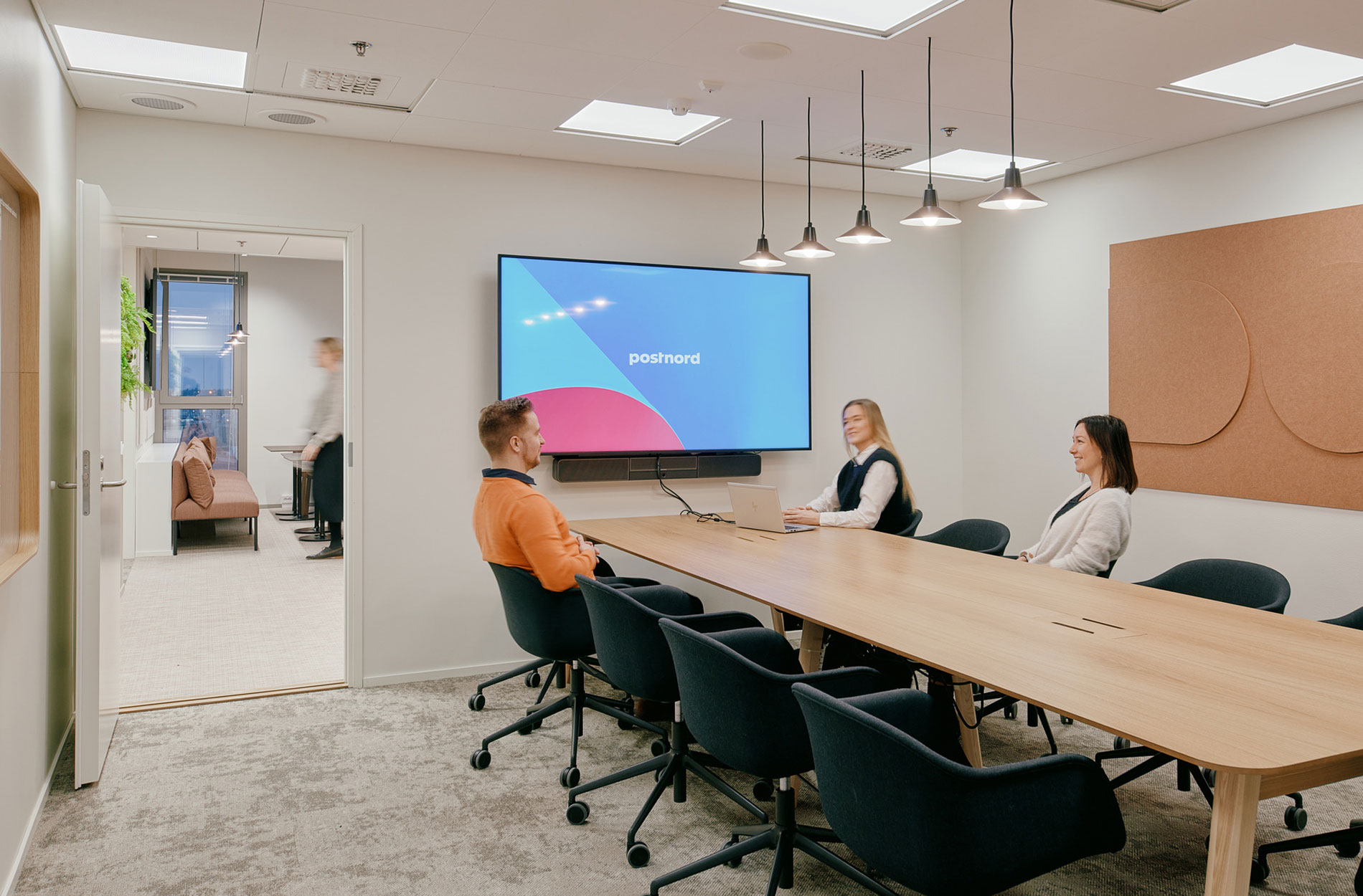 Rune & Berg Designin suunnittelema Postnord työympäristön neuvotteluhuone