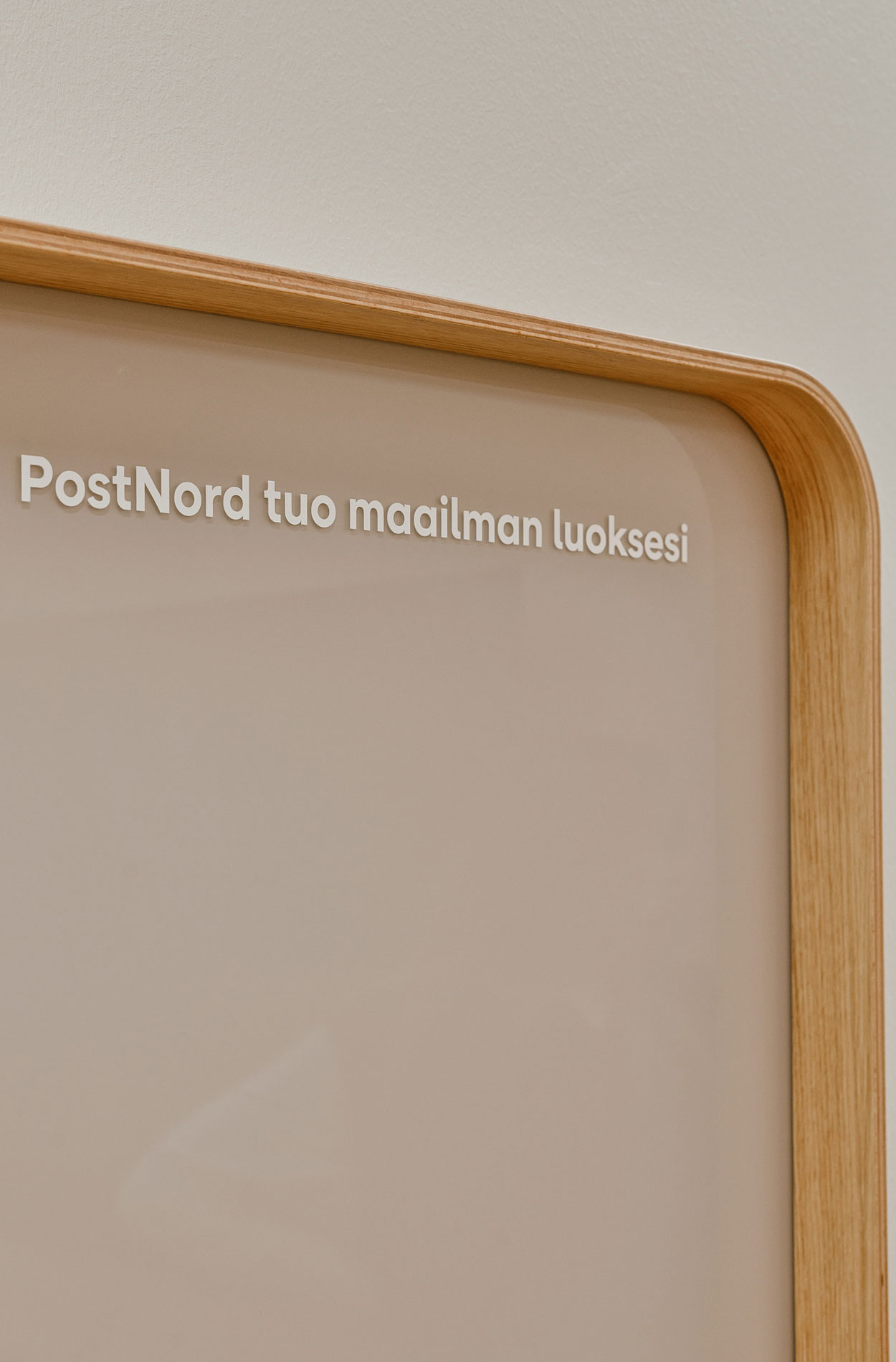 Rune & Berg Designin suunnittelema Postnord työympäristön teippaukset