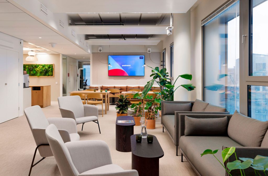 Rune & Berg Designin suunnittelema Postnord työympäristön working cafe