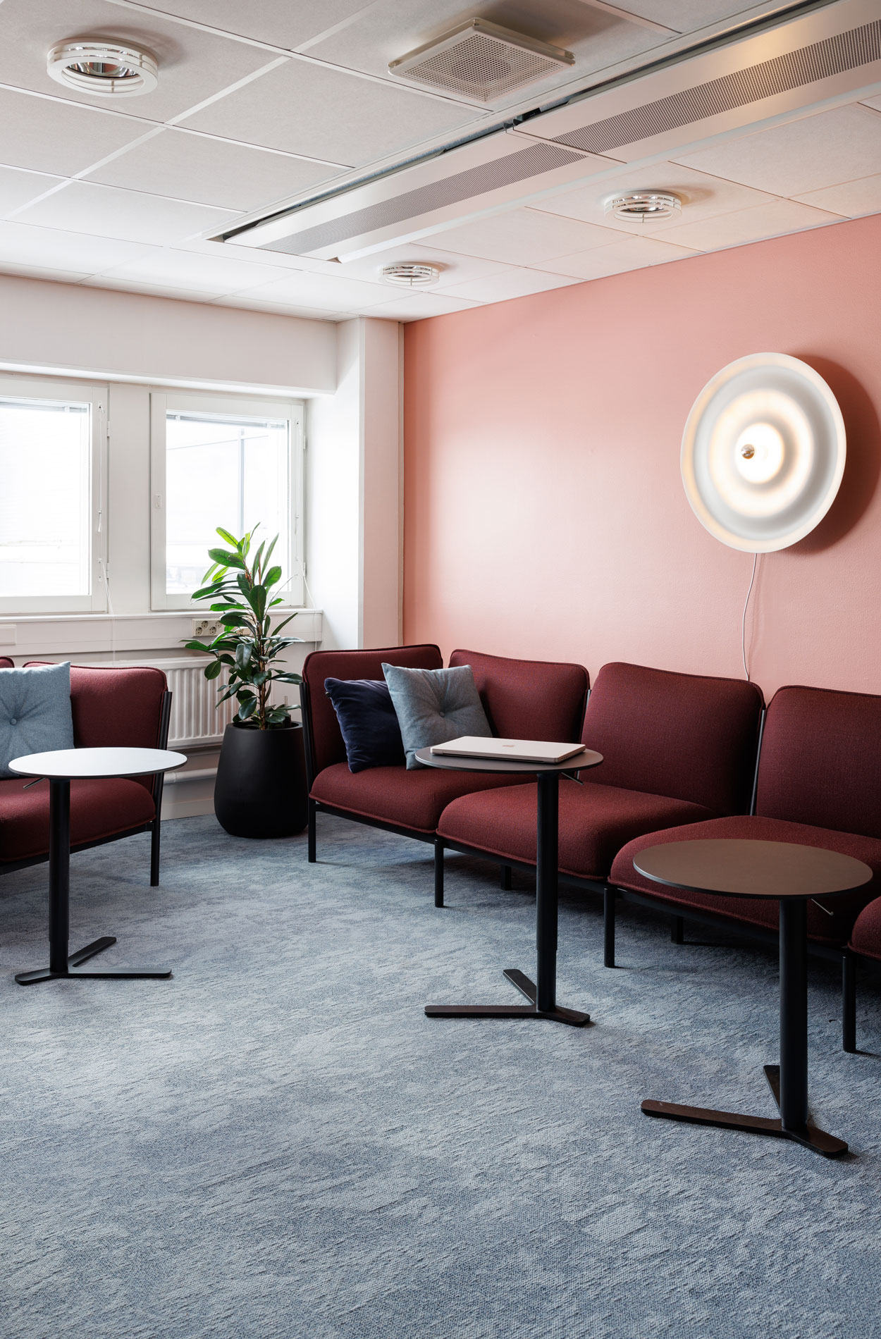 Rune & Berg Designin suunnittelema Relex työympäristön neuvotteluhuone