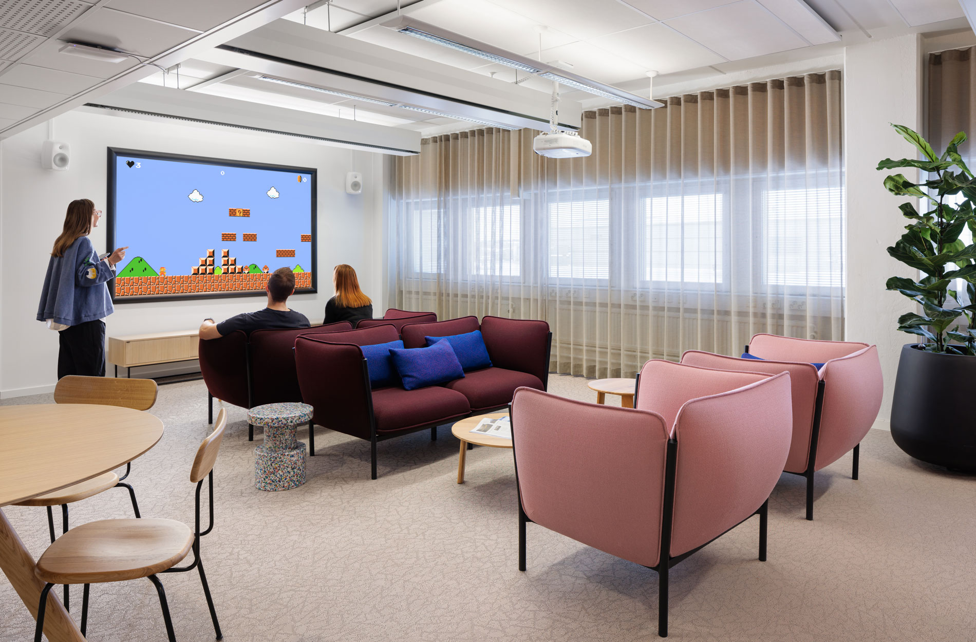 Rune & Berg Designin suunnittelema Relex työympäristö työkahvila