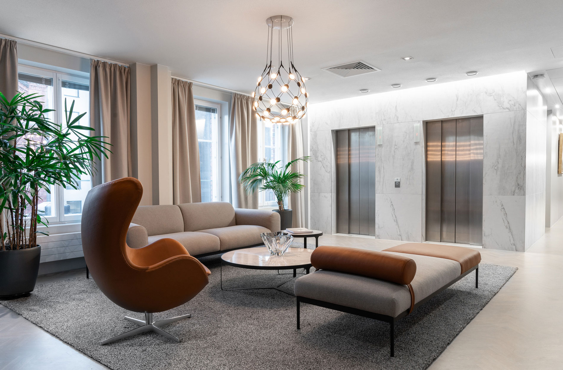 Rune & Berg Designin suunnittelema Rettig Group työympäristön hissiaula lounge