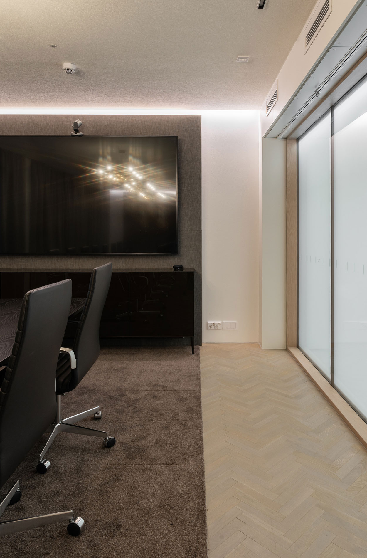 Rune & Berg Designin suunnittelema Rettig Group työympäristön neuvotteluhuone