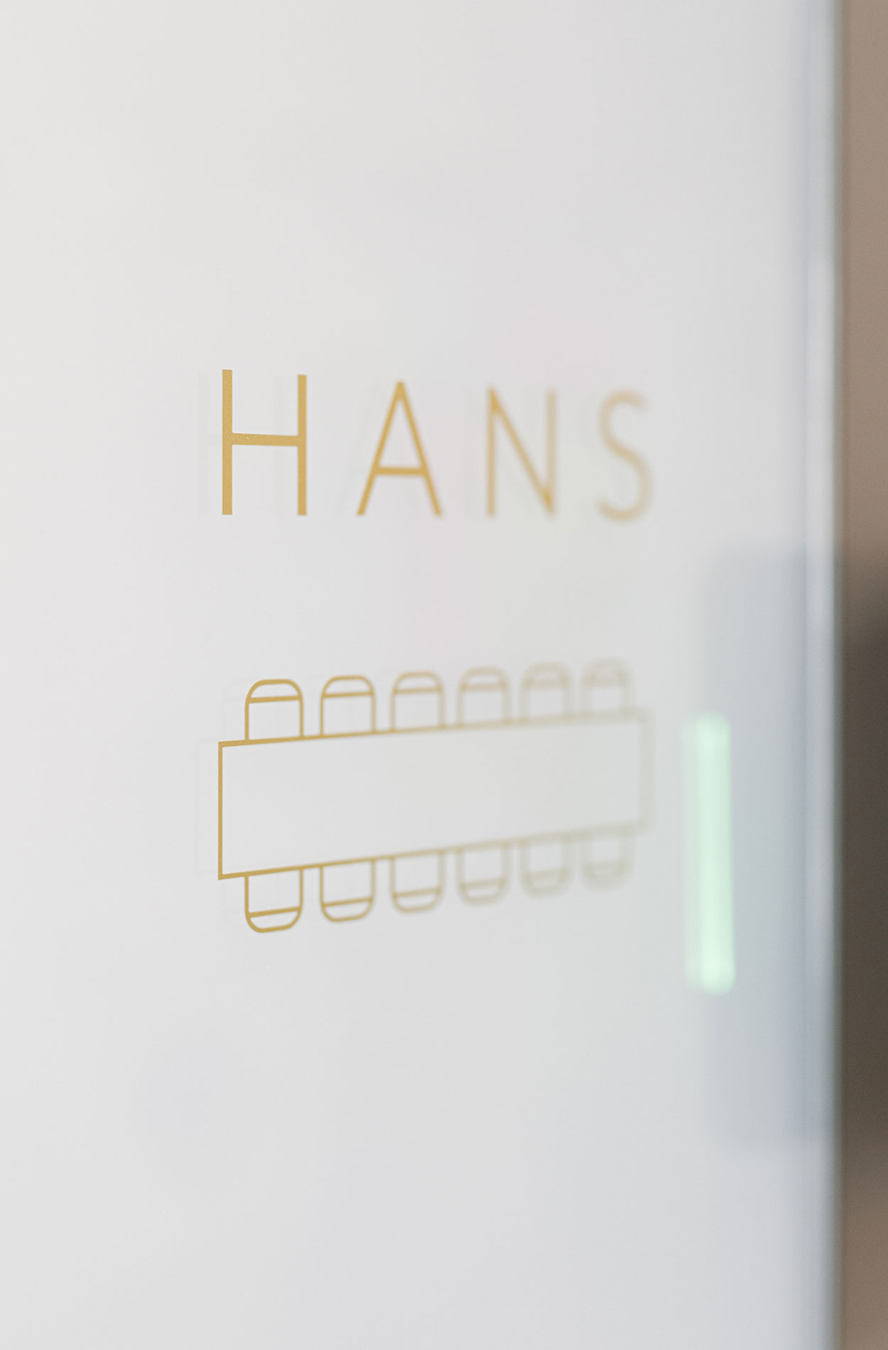 Rune & Berg Designin suunnittelema Rettig Group työympäristön opasteet