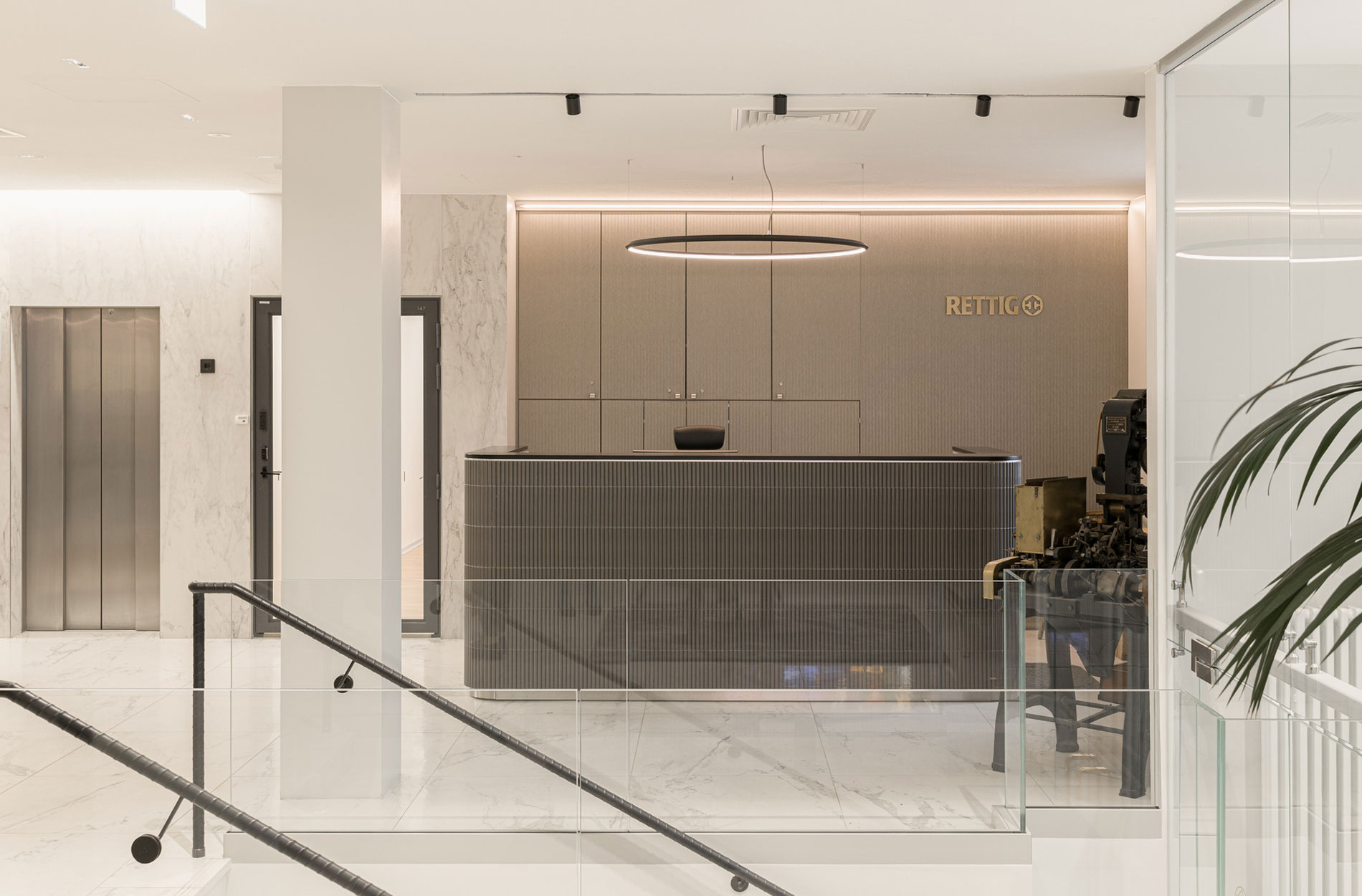 Rune & Berg Designin suunnittelema Rettig Group työympäristön vastaanottoaulan tiski