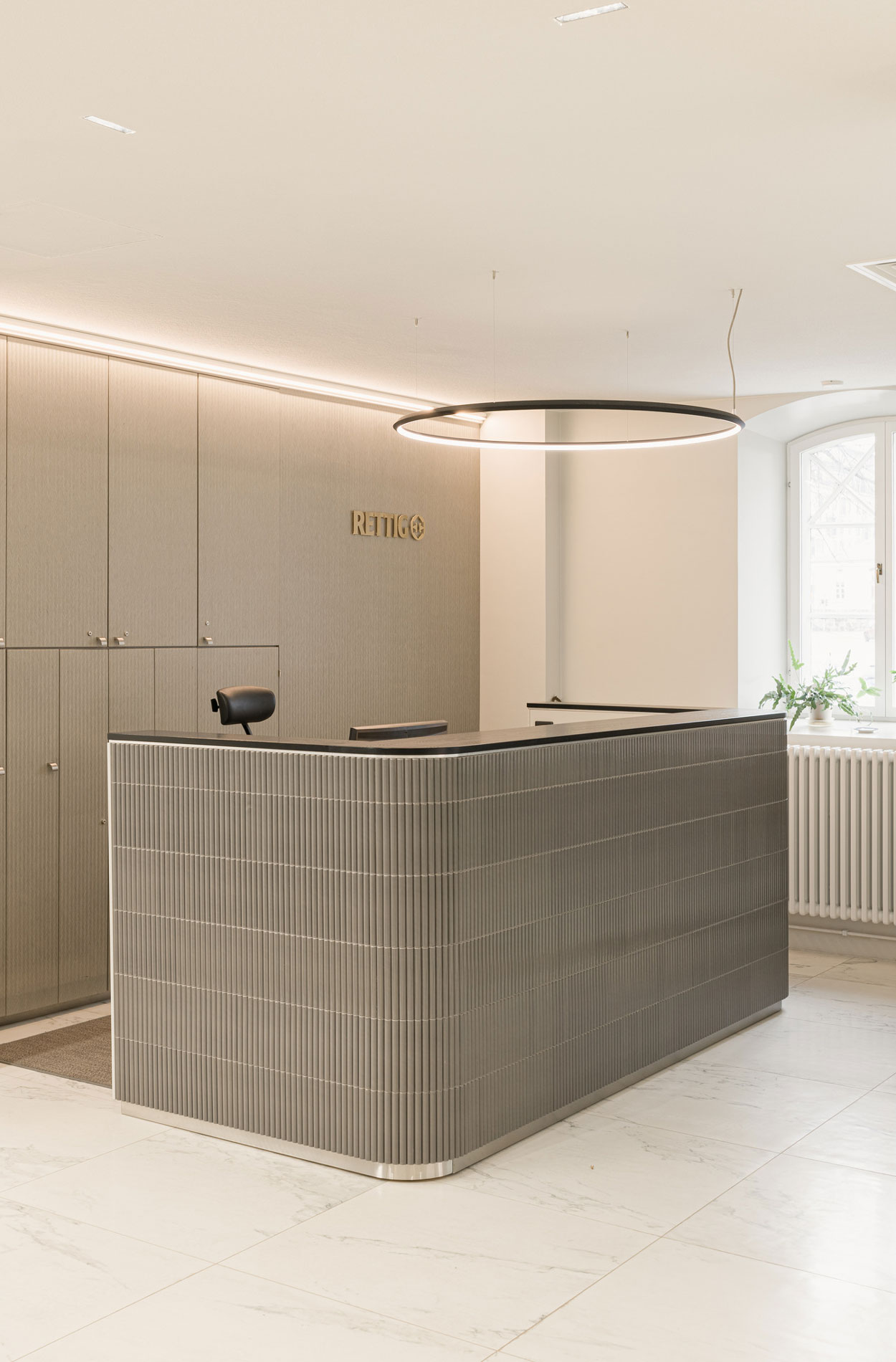 Rune & Berg Designin suunnittelema Rettig Group työympäristön vastaanottoaula info