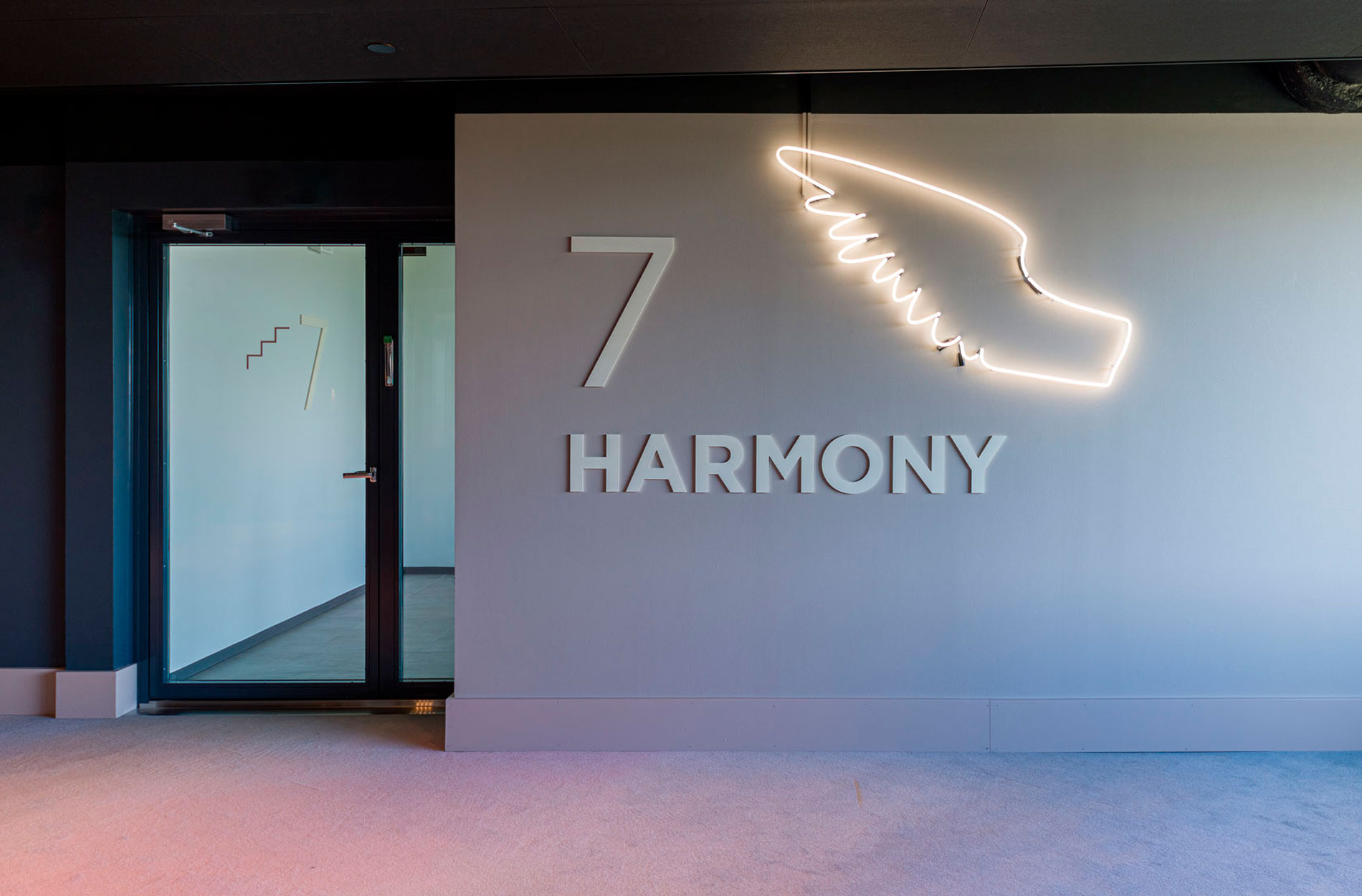 Rune & Berg Designin suunnittelema Sokos Hotel Flamingon käytävän opasteet Harmony