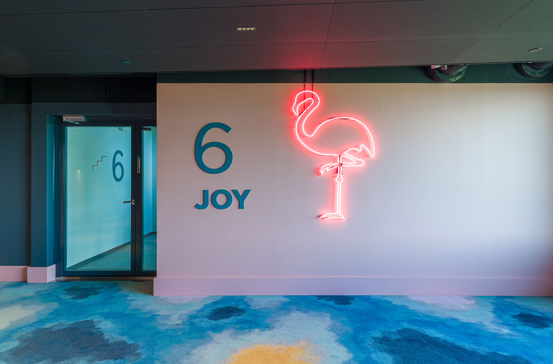Rune & Berg Designin suunnittelema Sokos Hotel Flamingon käytävän opasteet Joy