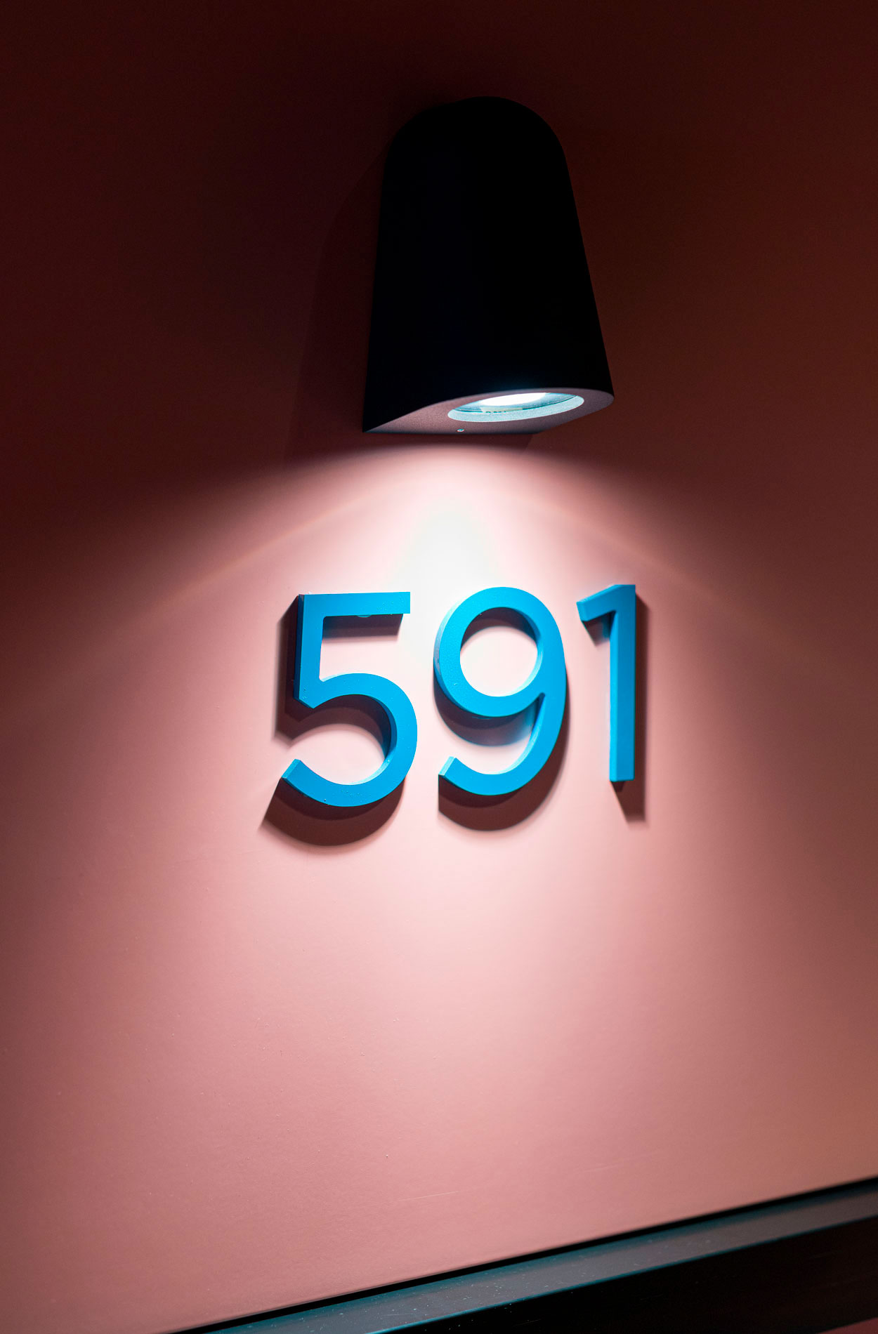 Rune & Berg Designin suunnittelema Sokos Hotel Flamingon käytävän opasteet