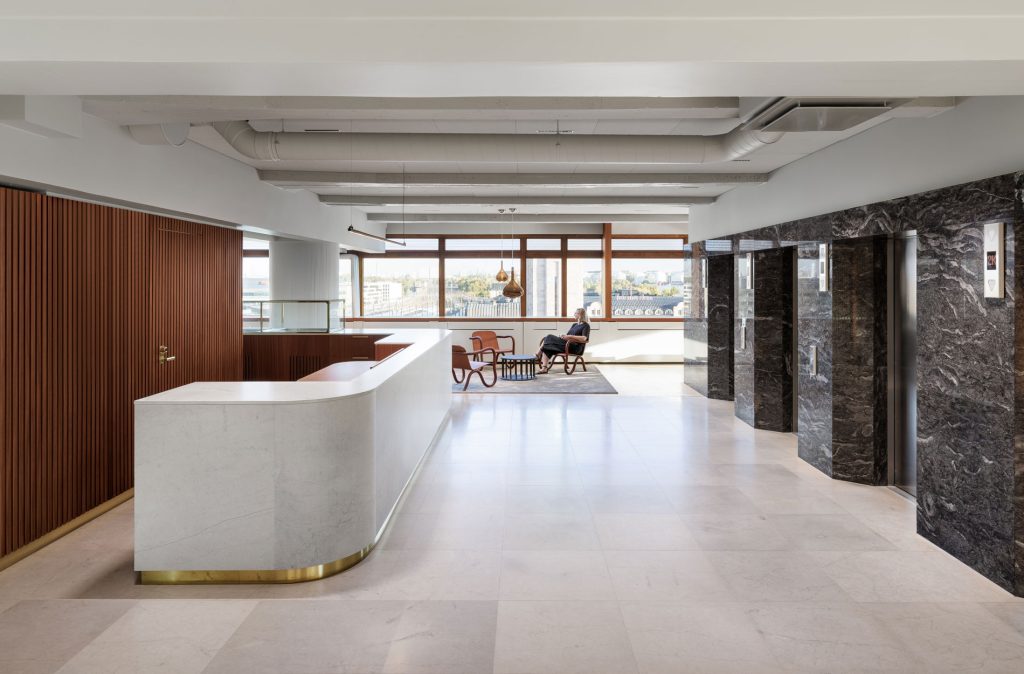 Rune & Berg Designin suunnittelema Spondan Citycenter työympäristön hissiaula