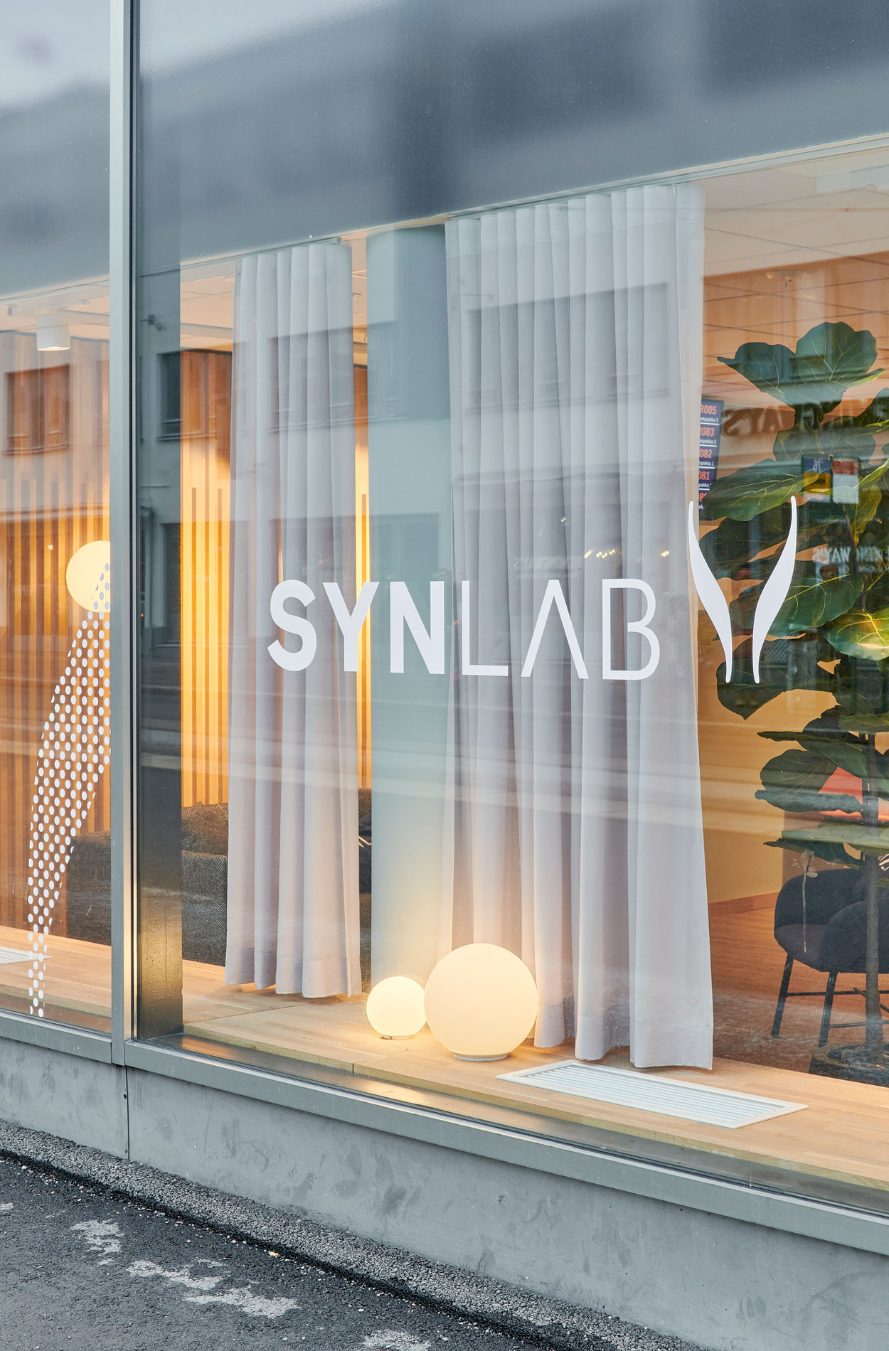 Rune & Berg Designin suunnittelema Synlab palveluympäristö ikkunateippaukset