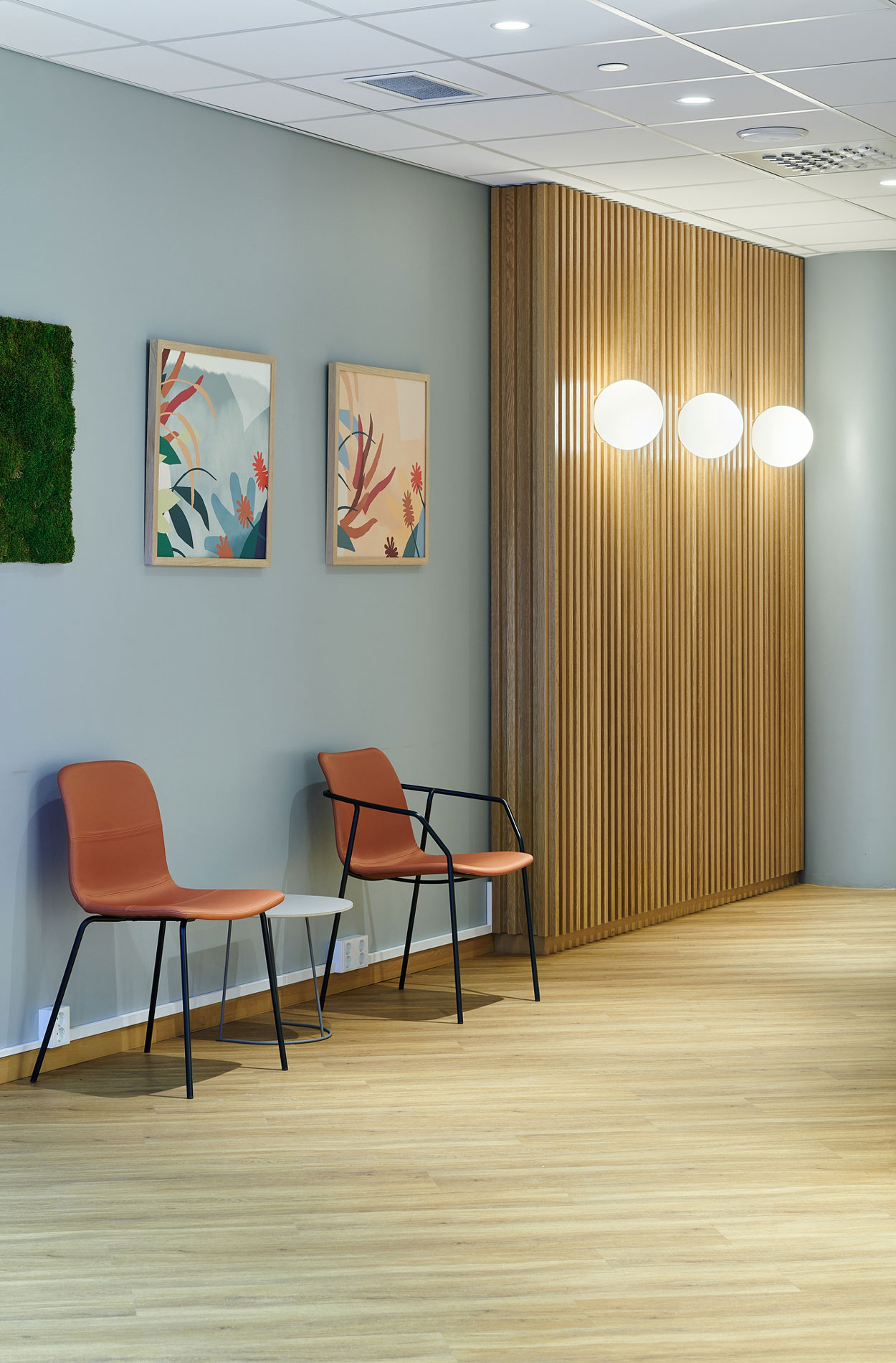 Rune & Berg Designin suunnittelema Synlab palveluympäristö kukkataulut