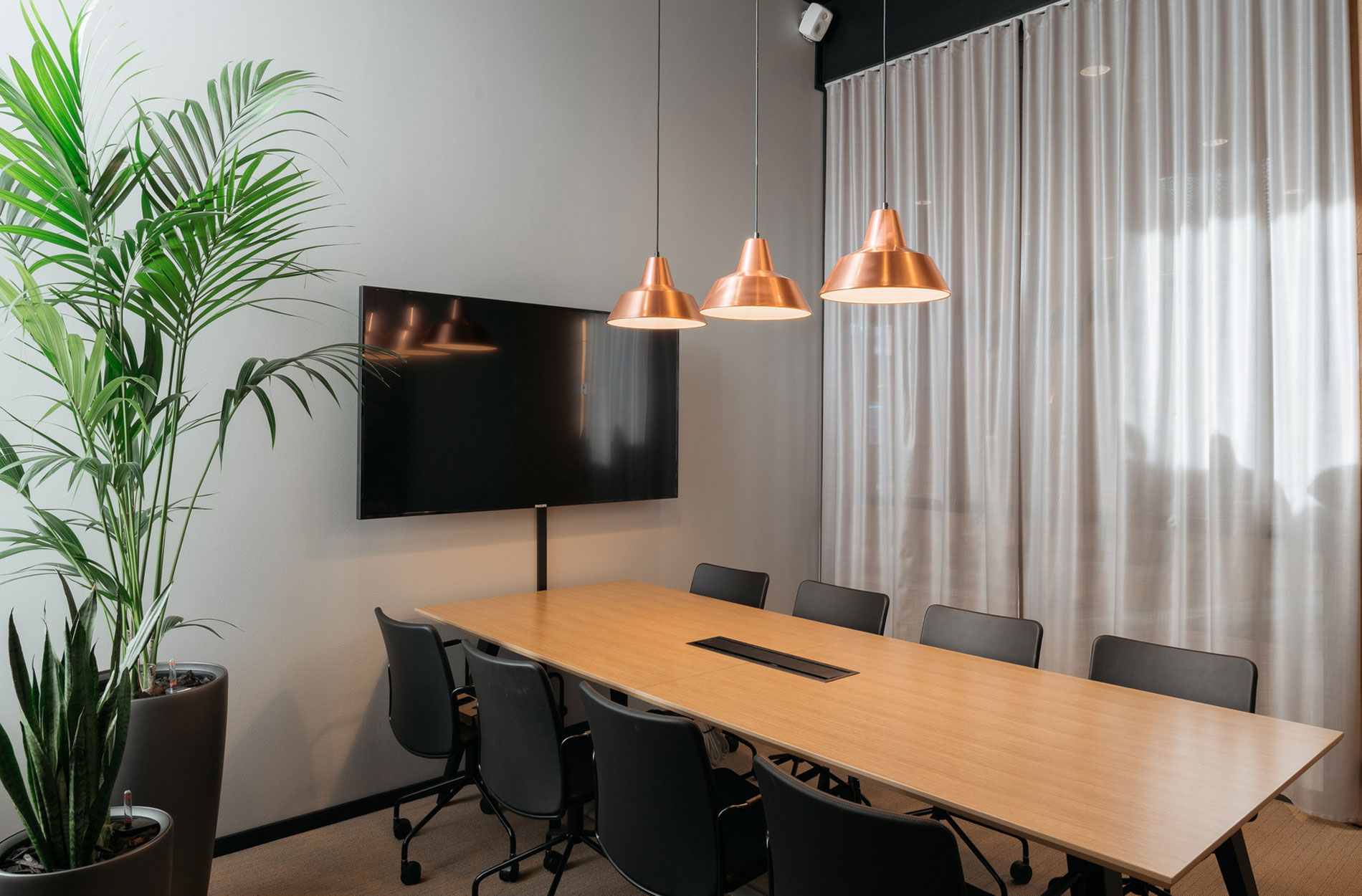 Rune & Berg Designin suunnittelema TROOLI kiinteistökehitys neuvotteluhuone